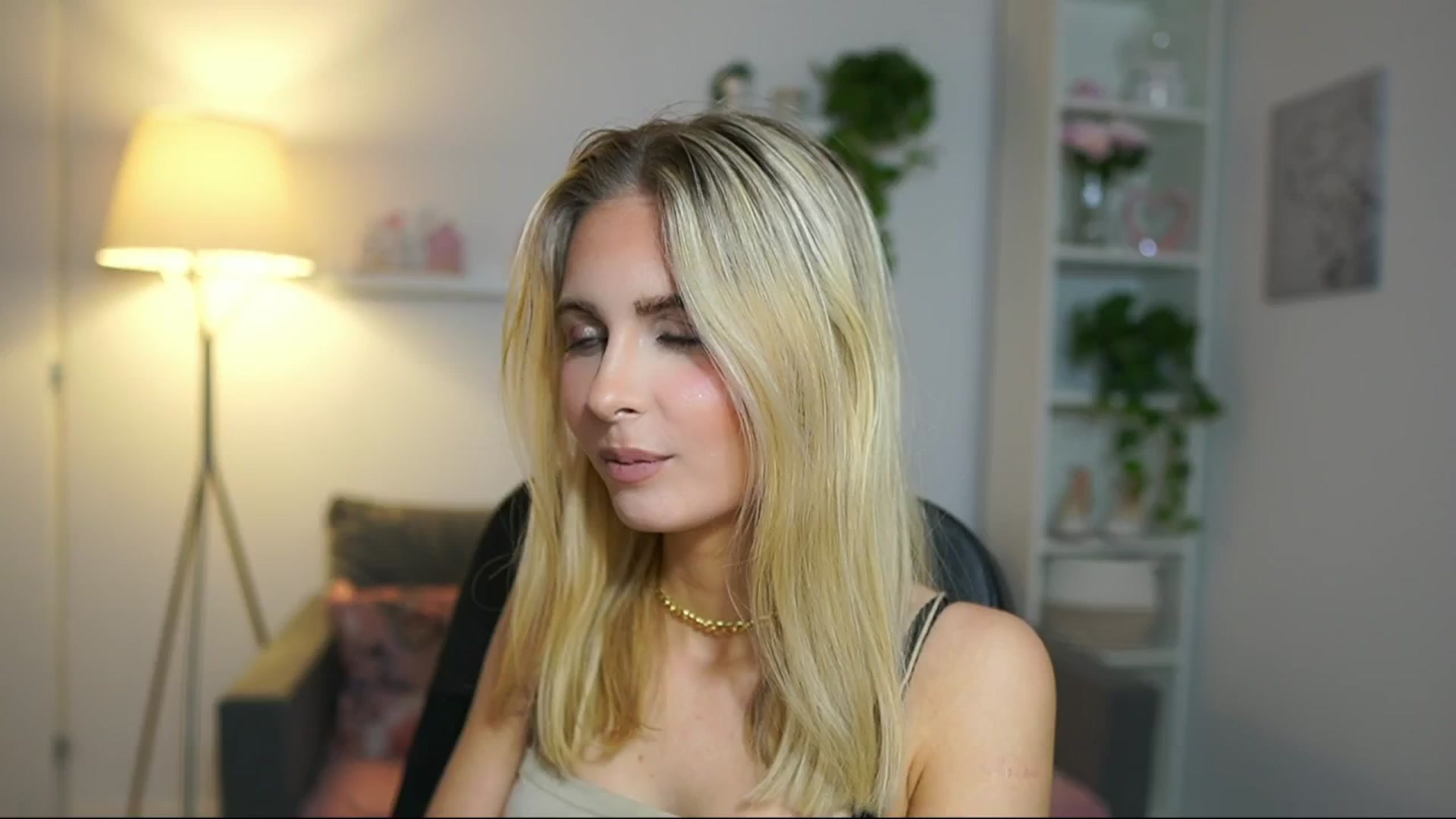 Gallery image thumbnail from Catecrago_'s myfreecams stream on, 04/10/2025, 17:50 image 14 of 20