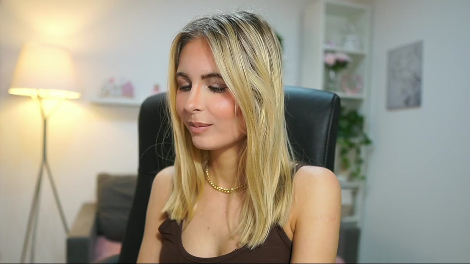 Gallery image thumbnail from Catecrago_'s myfreecams stream on, 04/15/2025, 14:25 image 6 of 20