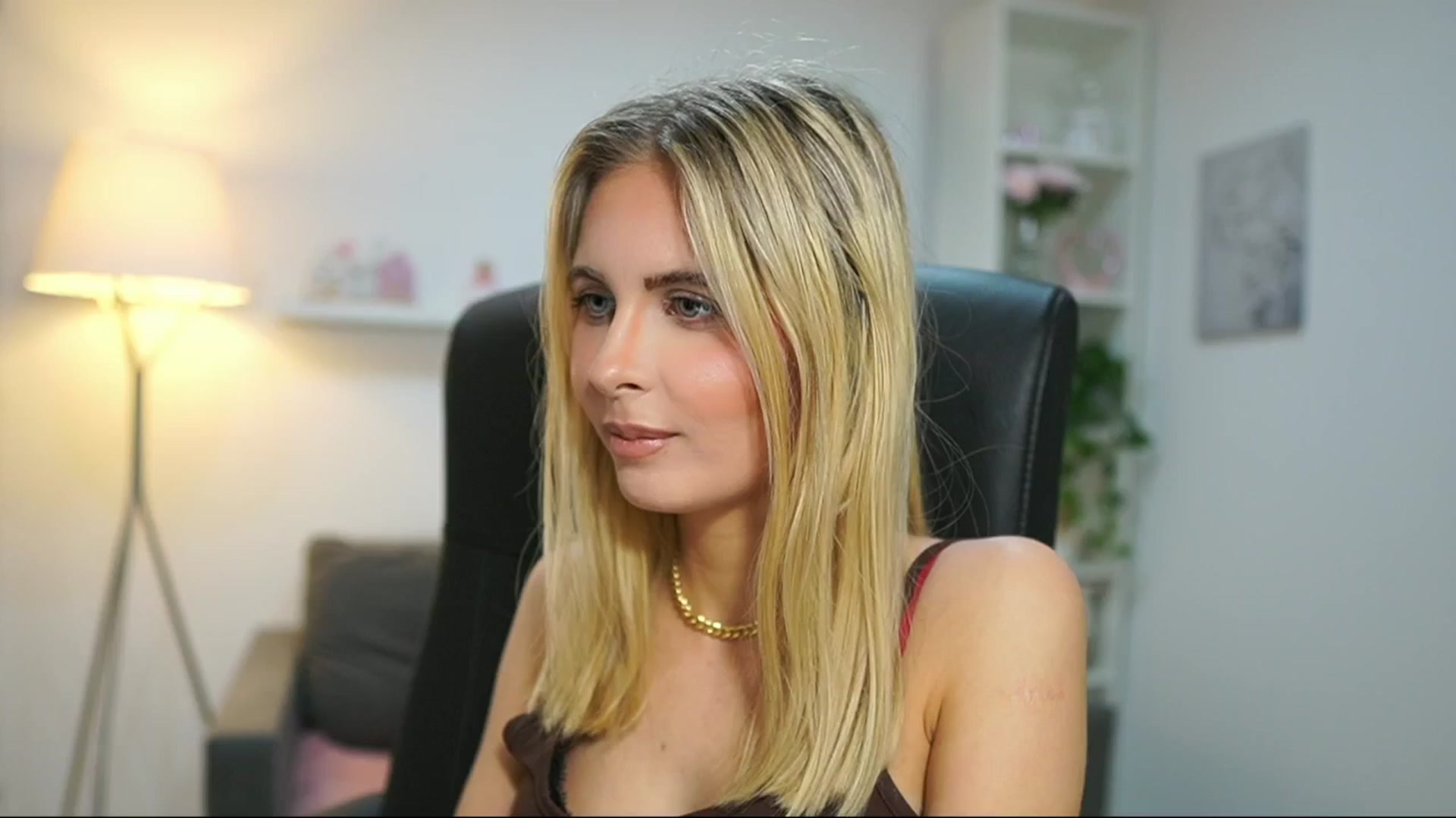 Gallery image thumbnail from Catecrago_'s myfreecams stream on, 04/15/2025, 17:49 image 15 of 20