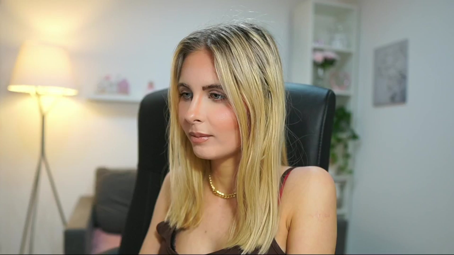 Gallery image thumbnail from Catecrago_'s myfreecams stream on, 04/15/2025, 17:49 image 14 of 20