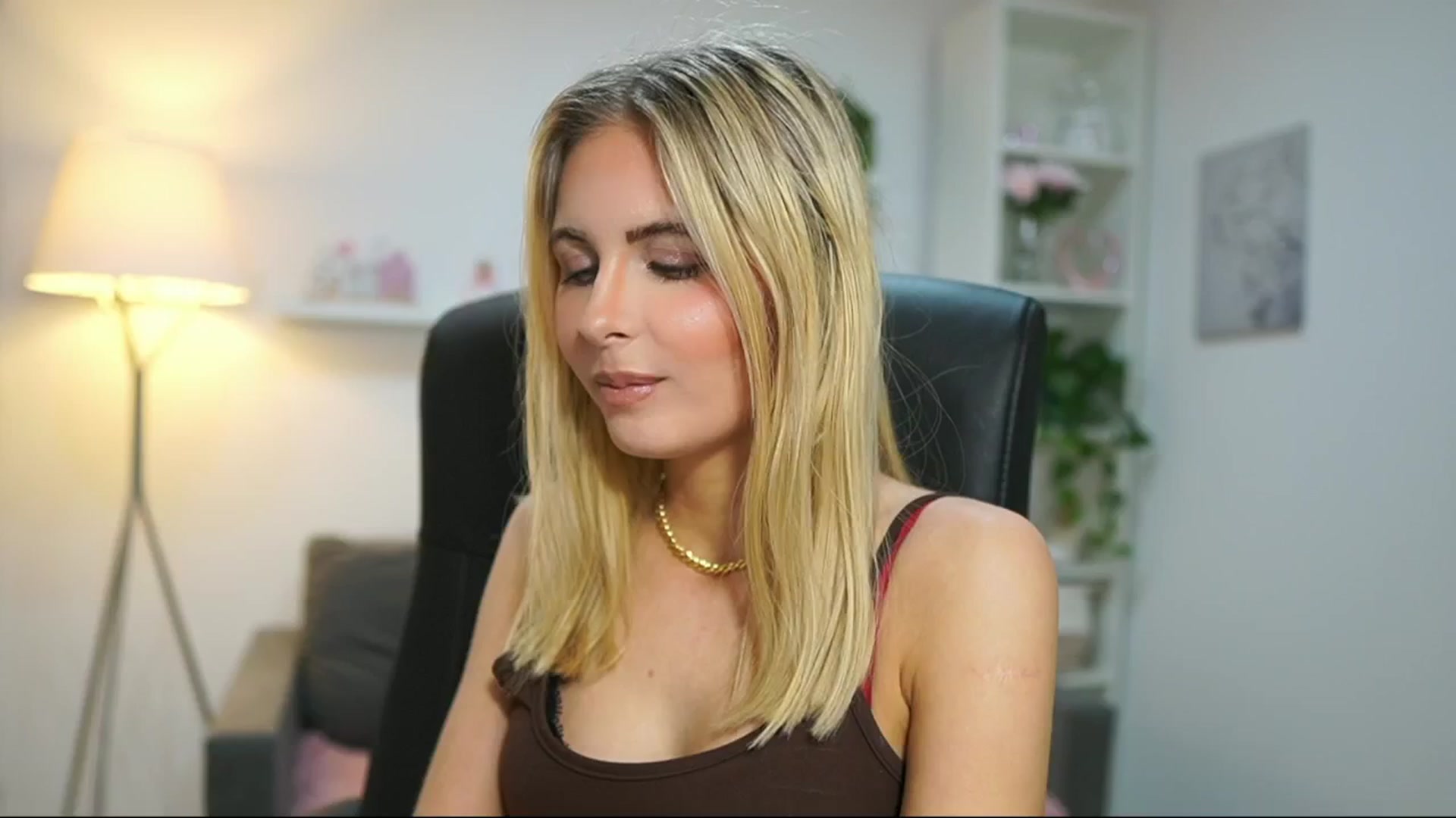 Gallery image thumbnail from Catecrago_'s myfreecams stream on, 04/15/2025, 17:49 image 12 of 20