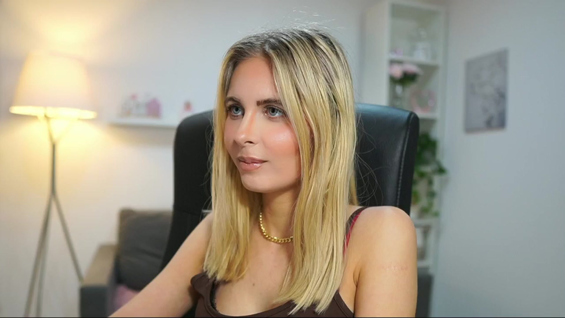Gallery image thumbnail from Catecrago_'s myfreecams stream on, 04/15/2025, 17:49 image 13 of 20