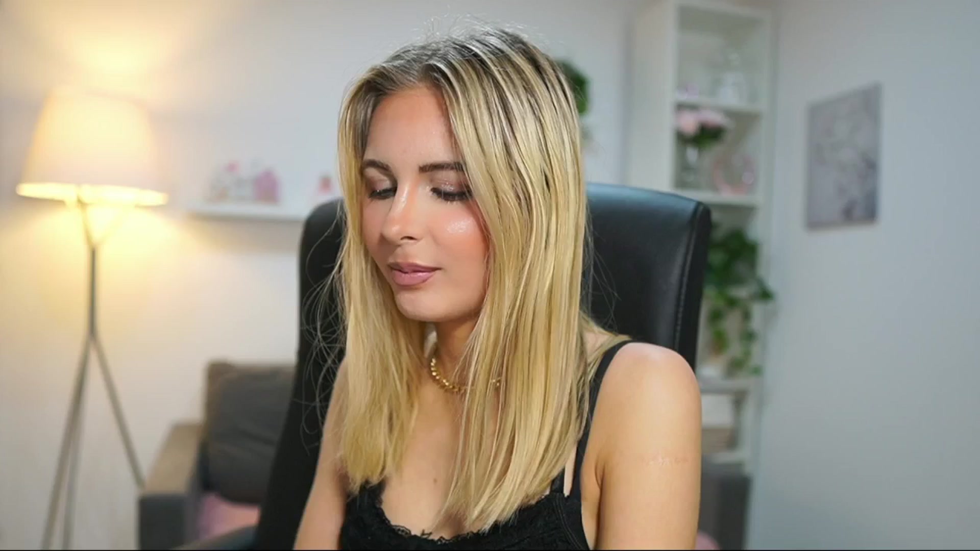 Gallery image thumbnail from Catecrago_'s myfreecams stream on, 04/16/2025, 10:42 image 4 of 20