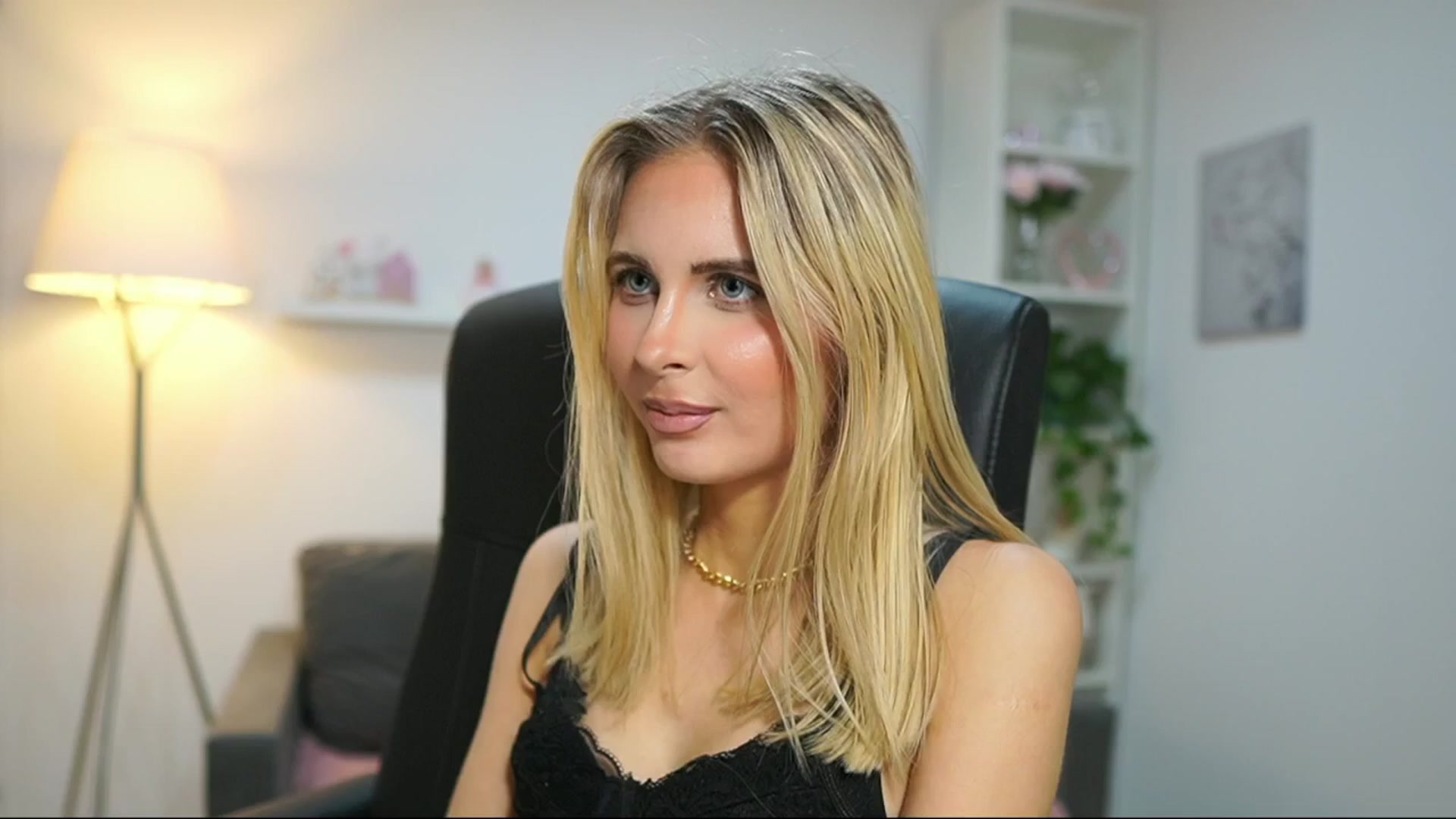 Gallery image thumbnail from Catecrago_'s myfreecams stream on, 04/16/2025, 12:29 image 11 of 20