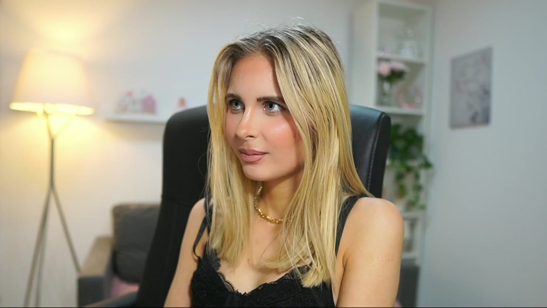 Gallery image thumbnail from Catecrago_'s myfreecams stream on, 04/16/2025, 12:29 image 8 of 20