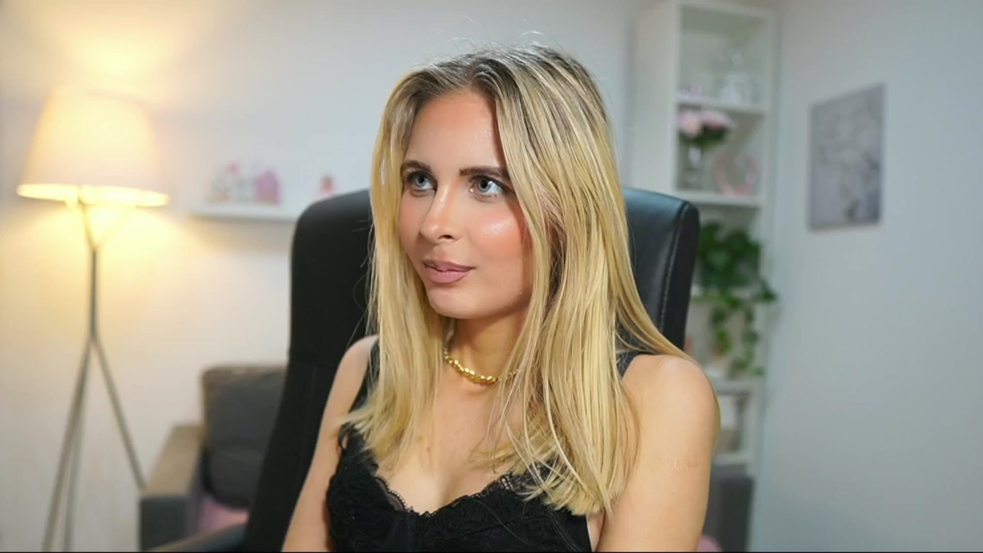 Gallery image thumbnail from Catecrago_'s myfreecams stream on, 04/16/2025, 12:29 image 9 of 20