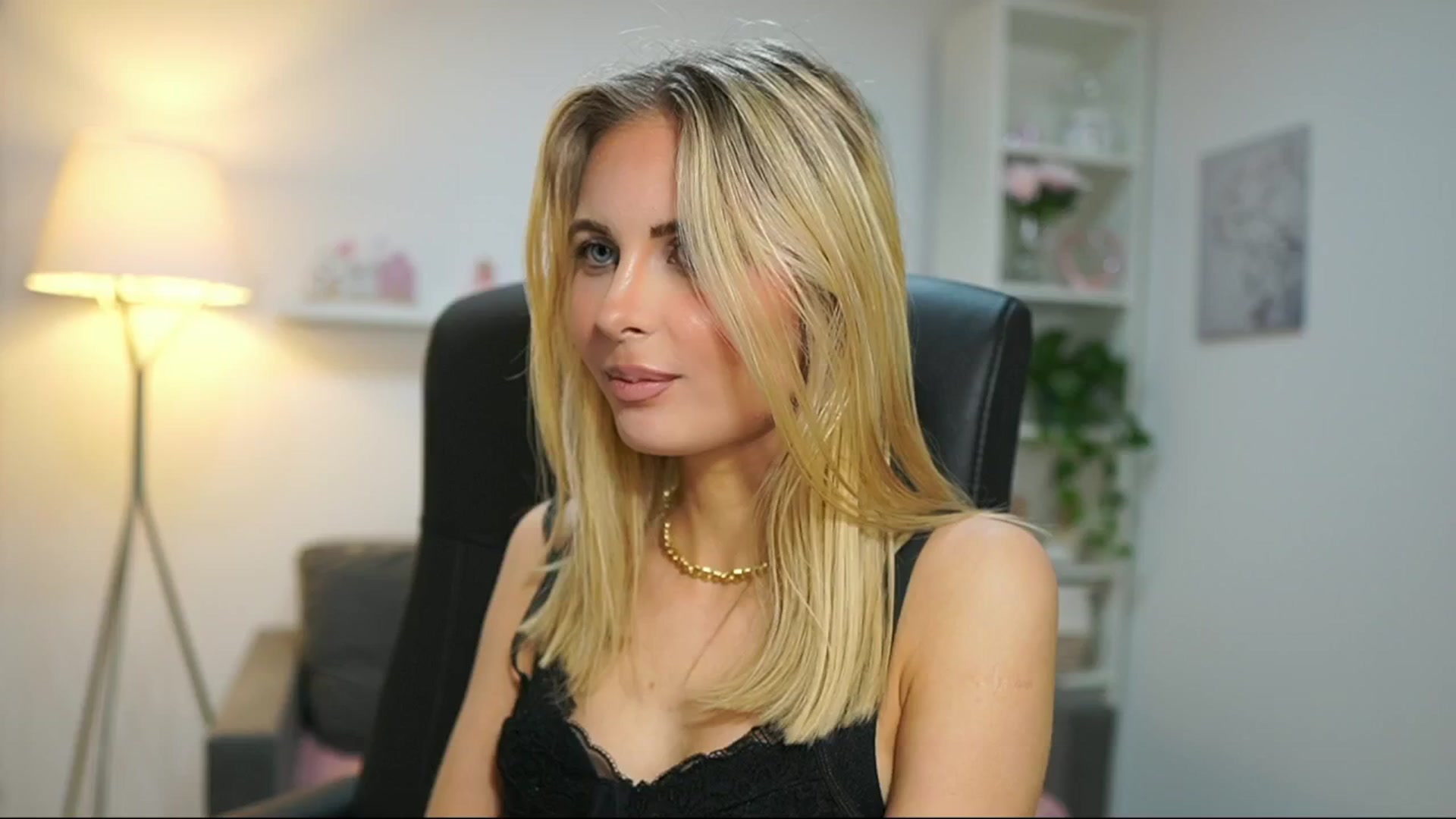 Gallery image thumbnail from Catecrago_'s myfreecams stream on, 04/16/2025, 12:29 image 1 of 20