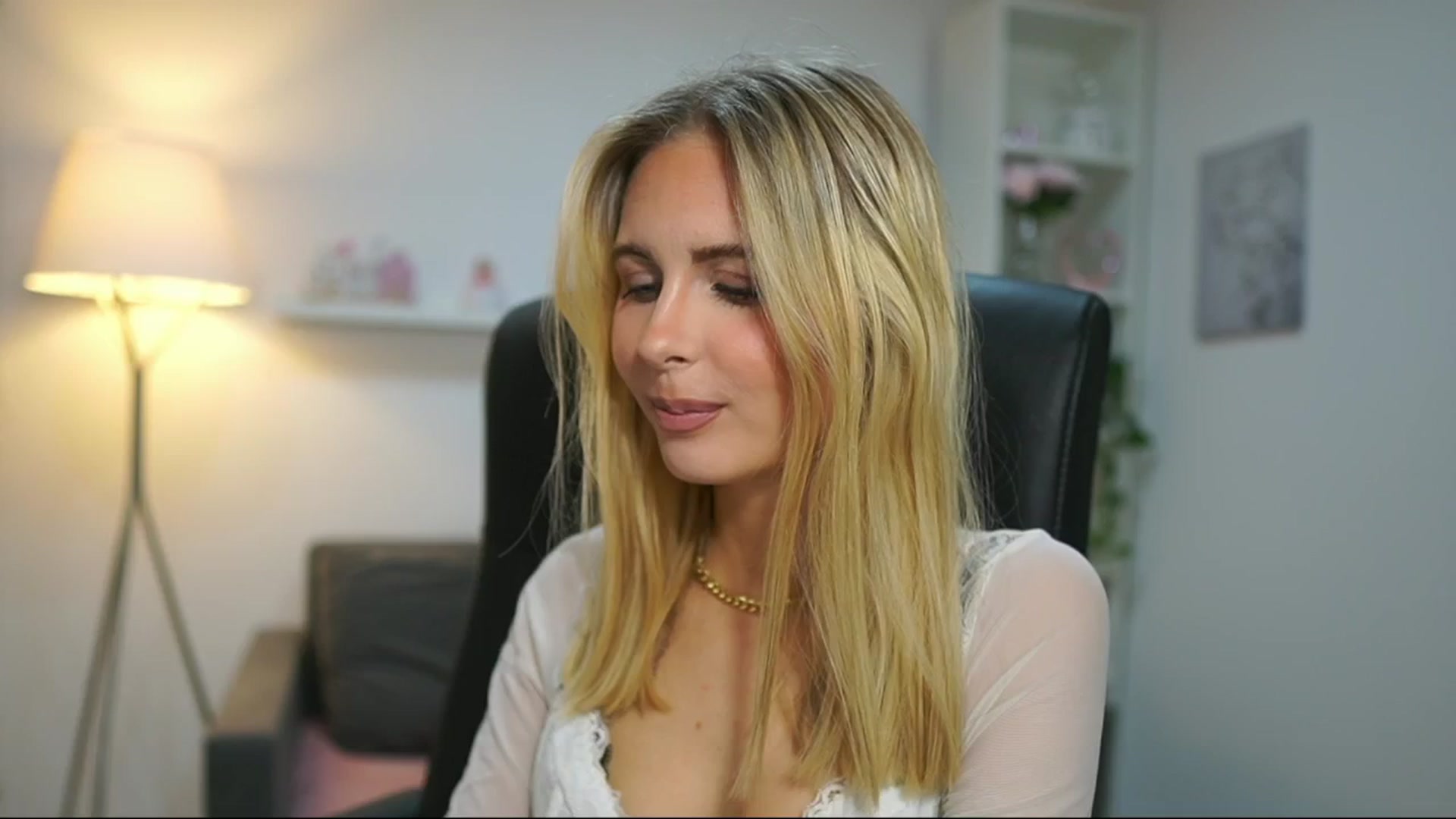Gallery image thumbnail from Catecrago_'s myfreecams stream on, 04/17/2025, 15:40 image 10 of 20