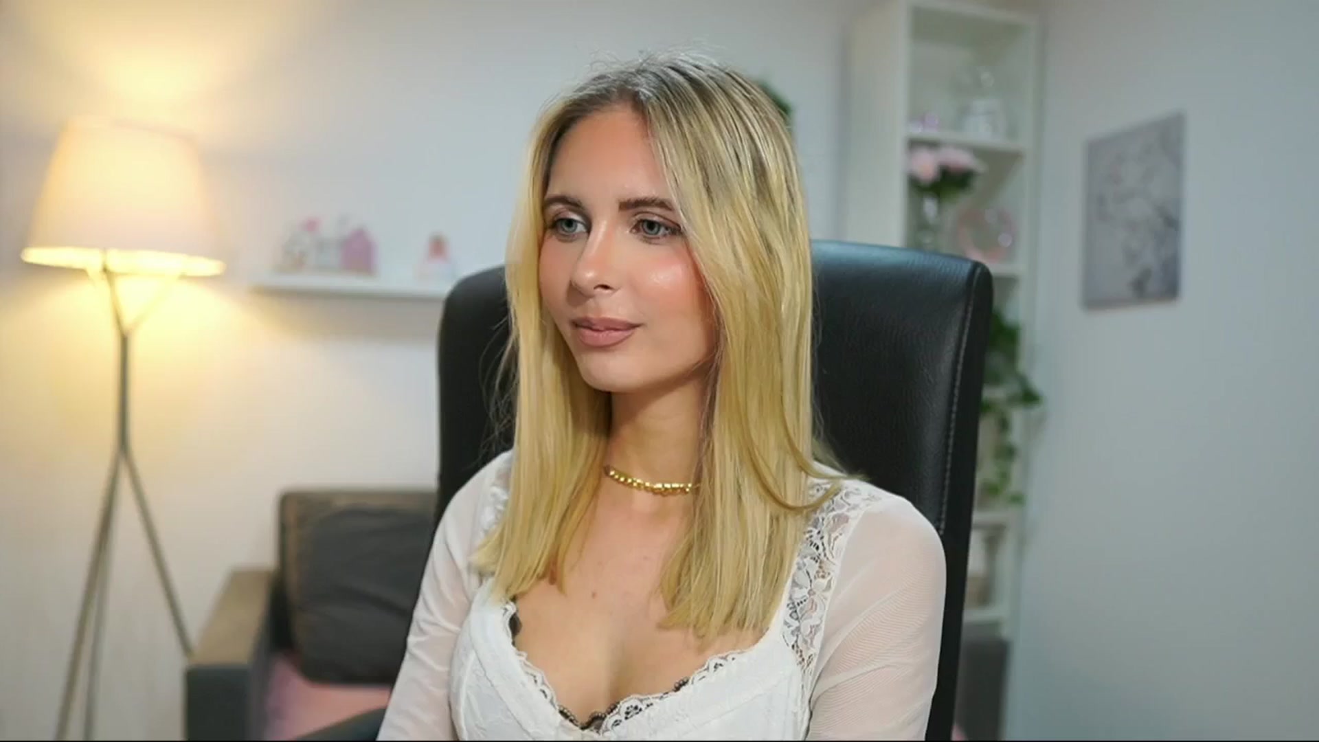 Gallery image thumbnail from Catecrago_'s myfreecams stream on, 04/17/2025, 17:52 image 10 of 20