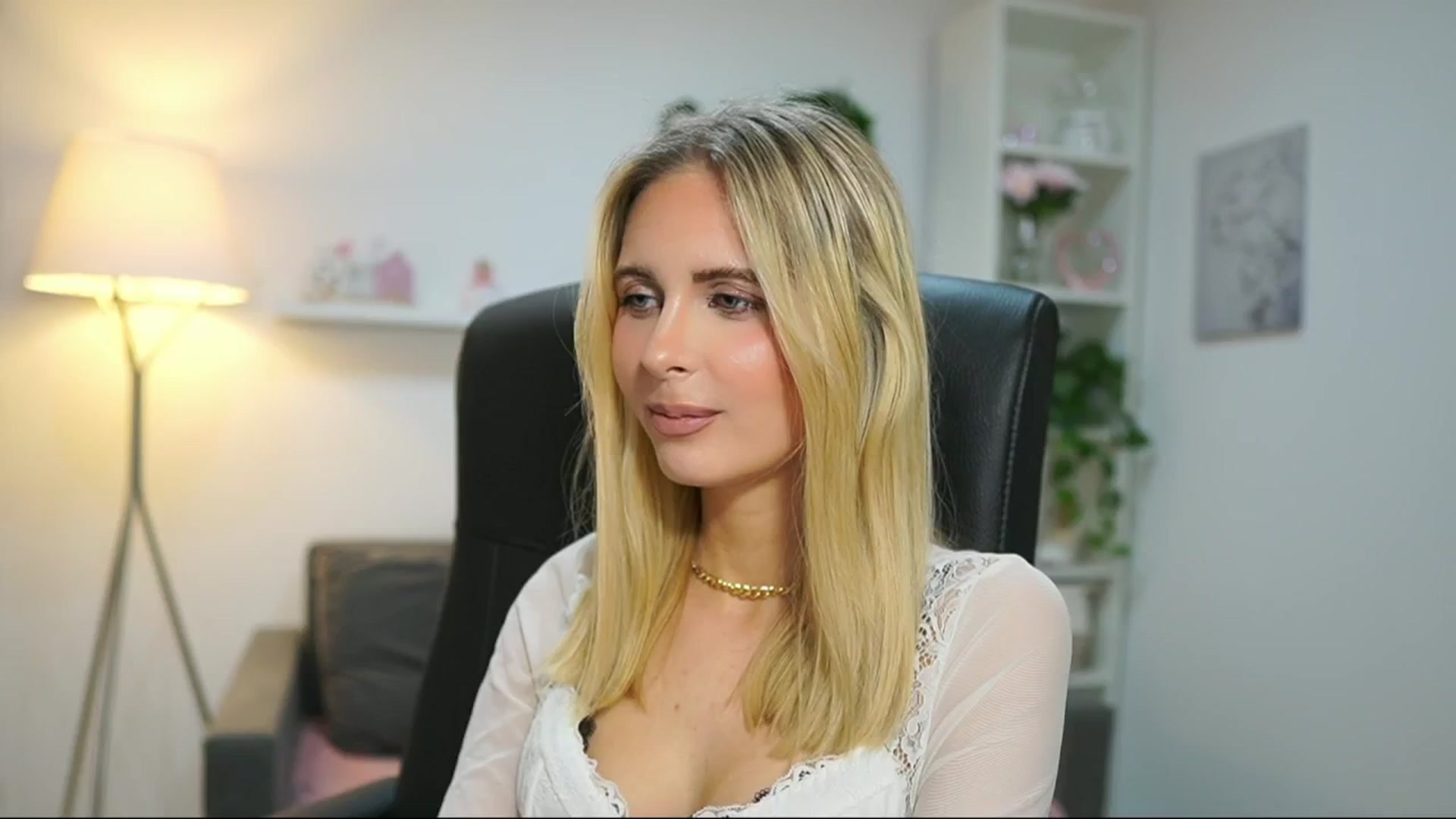 Gallery image thumbnail from Catecrago_'s myfreecams stream on, 04/17/2025, 17:52 image 11 of 20