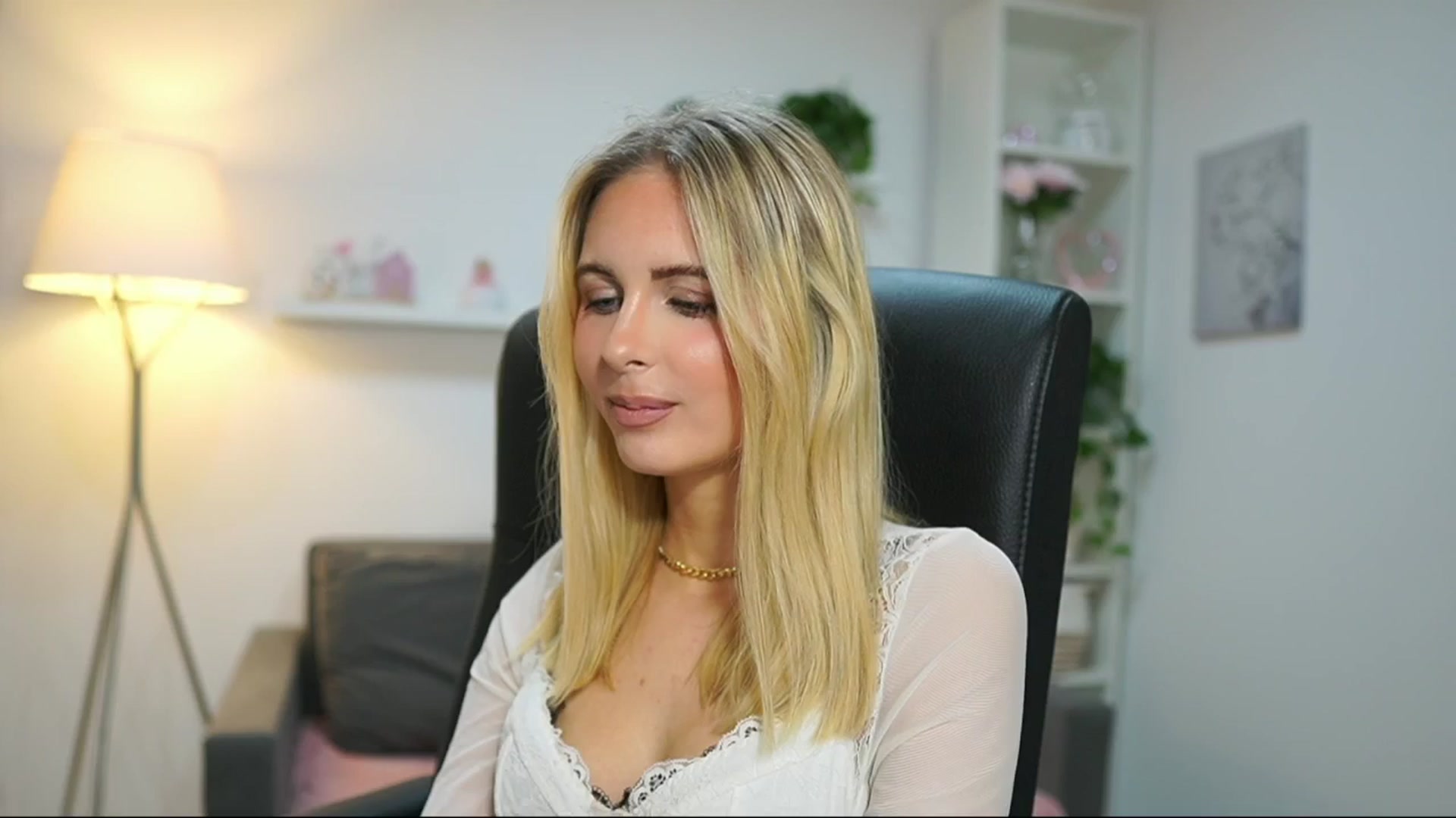 Gallery image thumbnail from Catecrago_'s myfreecams stream on, 04/17/2025, 17:52 image 13 of 20