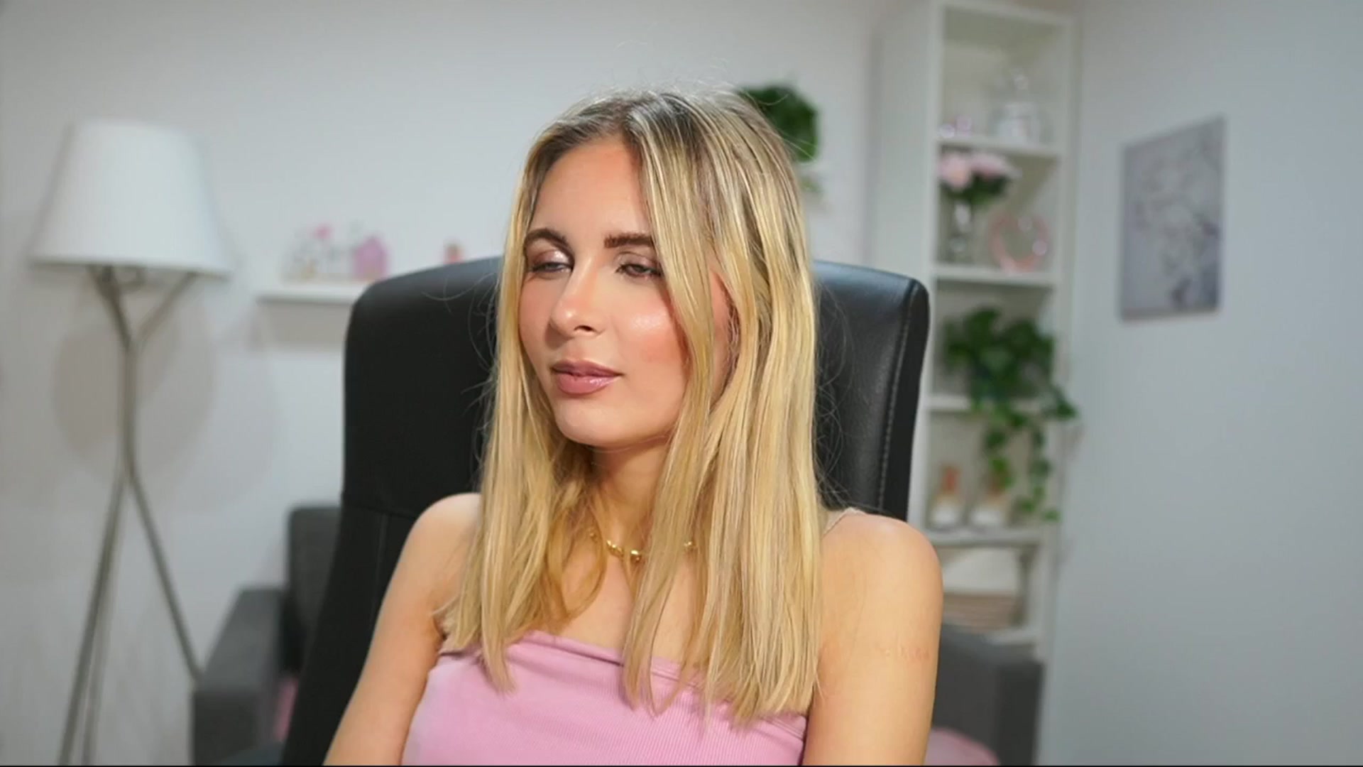 Gallery image thumbnail from Catecrago_'s myfreecams stream on, 04/18/2025, 09:28 image 5 of 20
