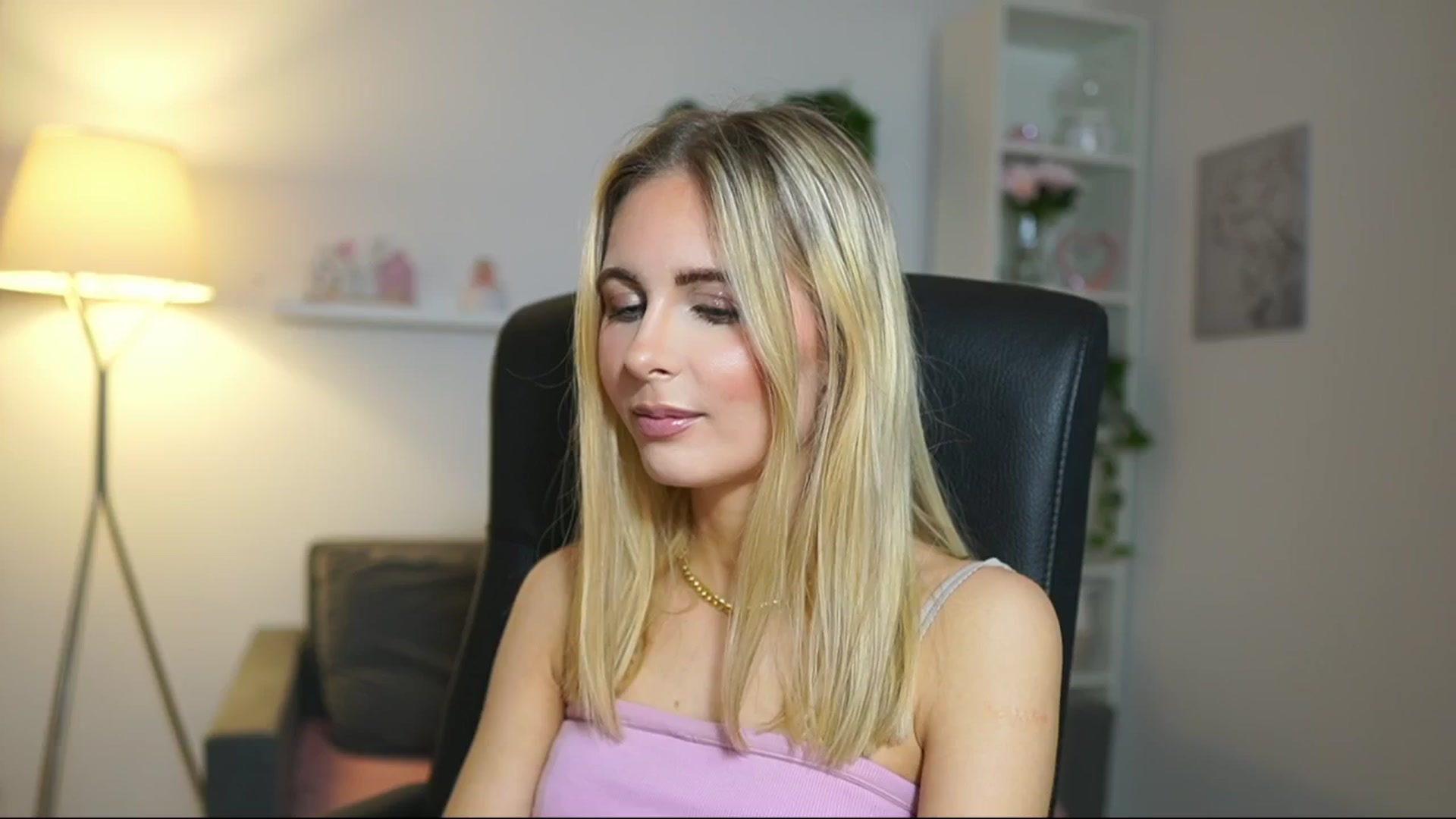 Gallery image thumbnail from Catecrago_'s myfreecams stream on, 04/18/2025, 10:49 image 16 of 20