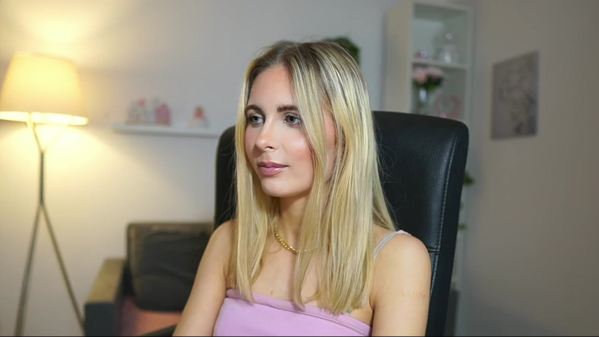 Gallery image thumbnail from Catecrago_'s myfreecams stream on, 04/18/2025, 10:49 image 19 of 20