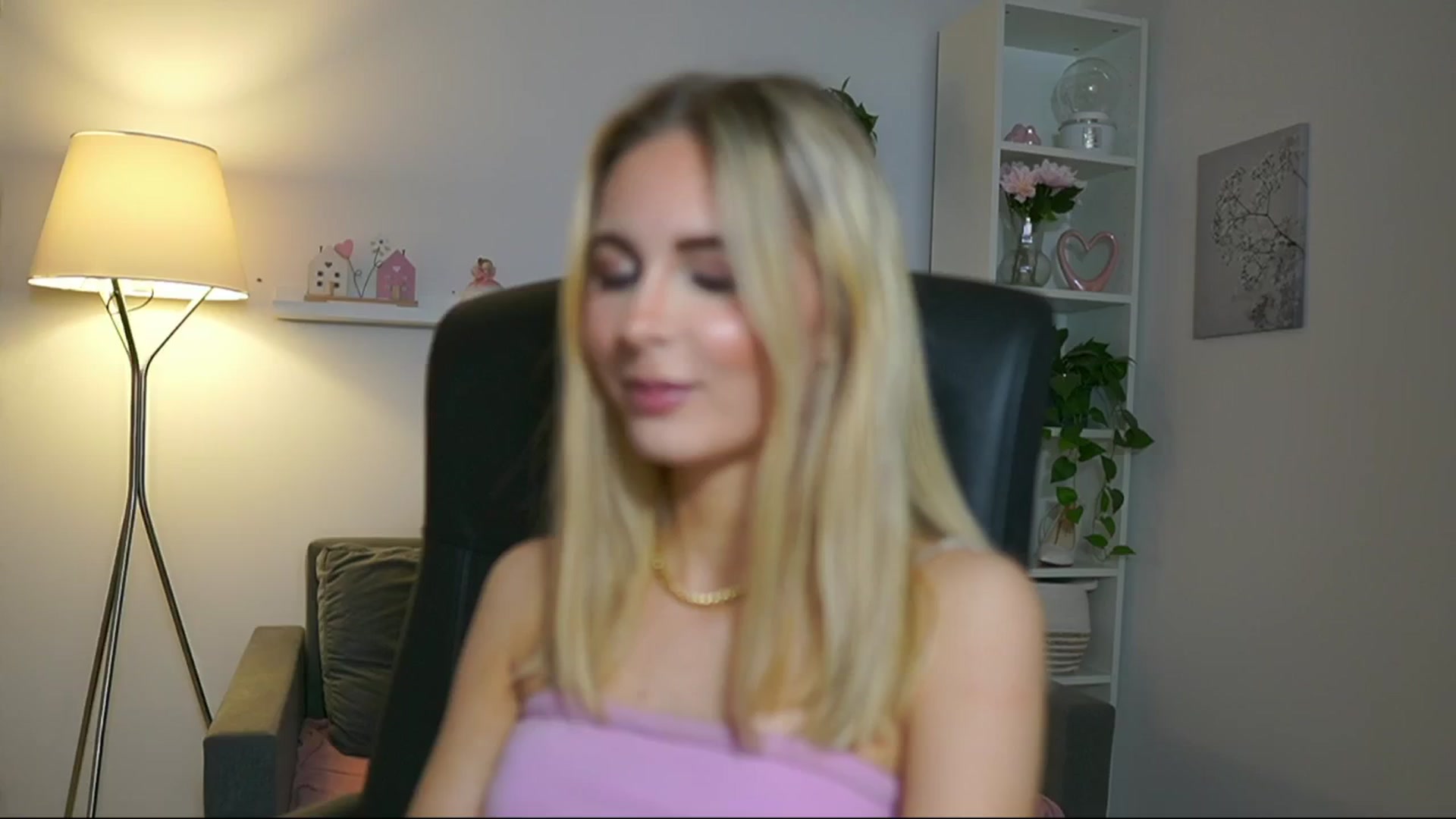 Gallery image thumbnail from Catecrago_'s myfreecams stream on, 04/18/2025, 10:49 image 9 of 20