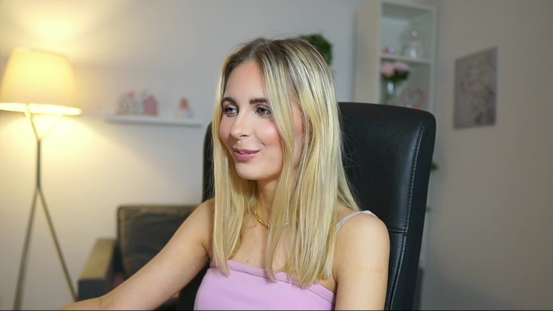 Gallery image thumbnail from Catecrago_'s myfreecams stream on, 04/18/2025, 10:49 image 18 of 20