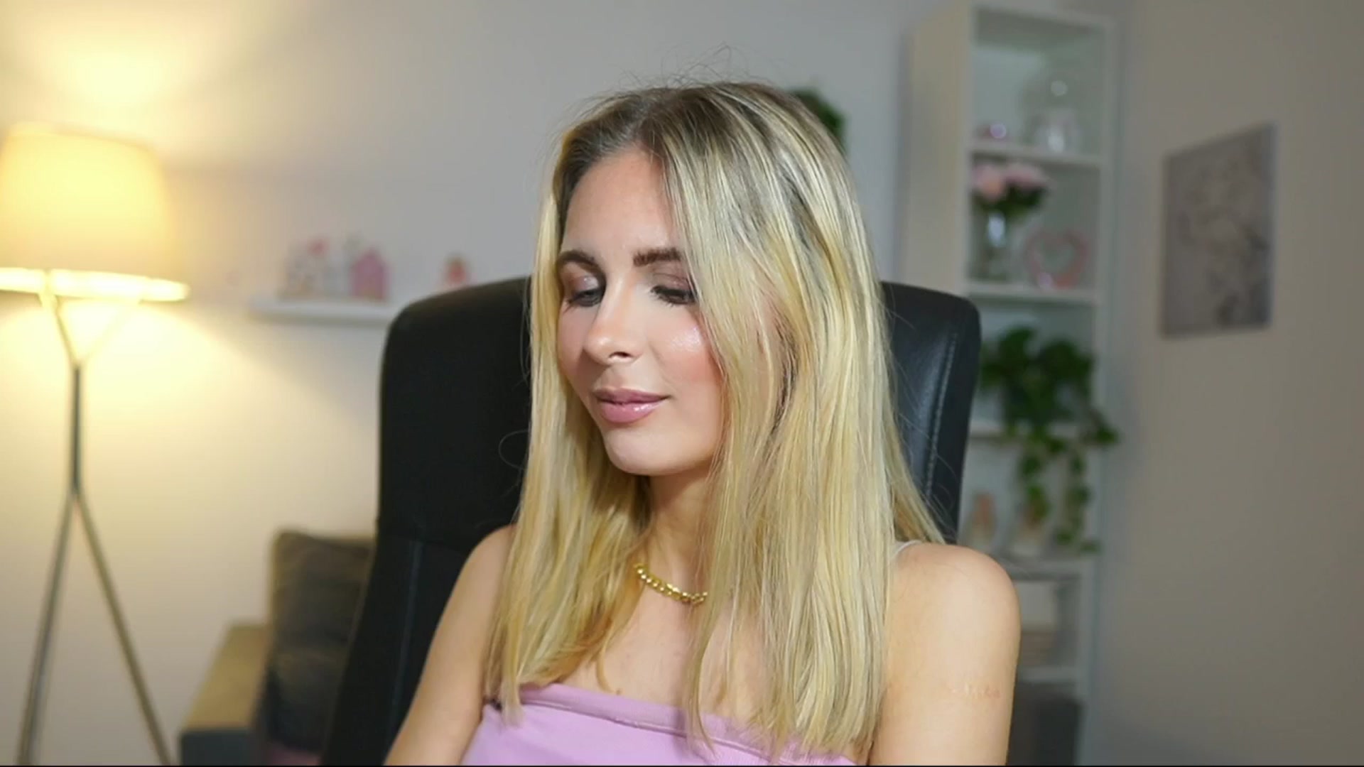 Gallery image thumbnail from Catecrago_'s myfreecams stream on, 04/18/2025, 12:47 image 19 of 20