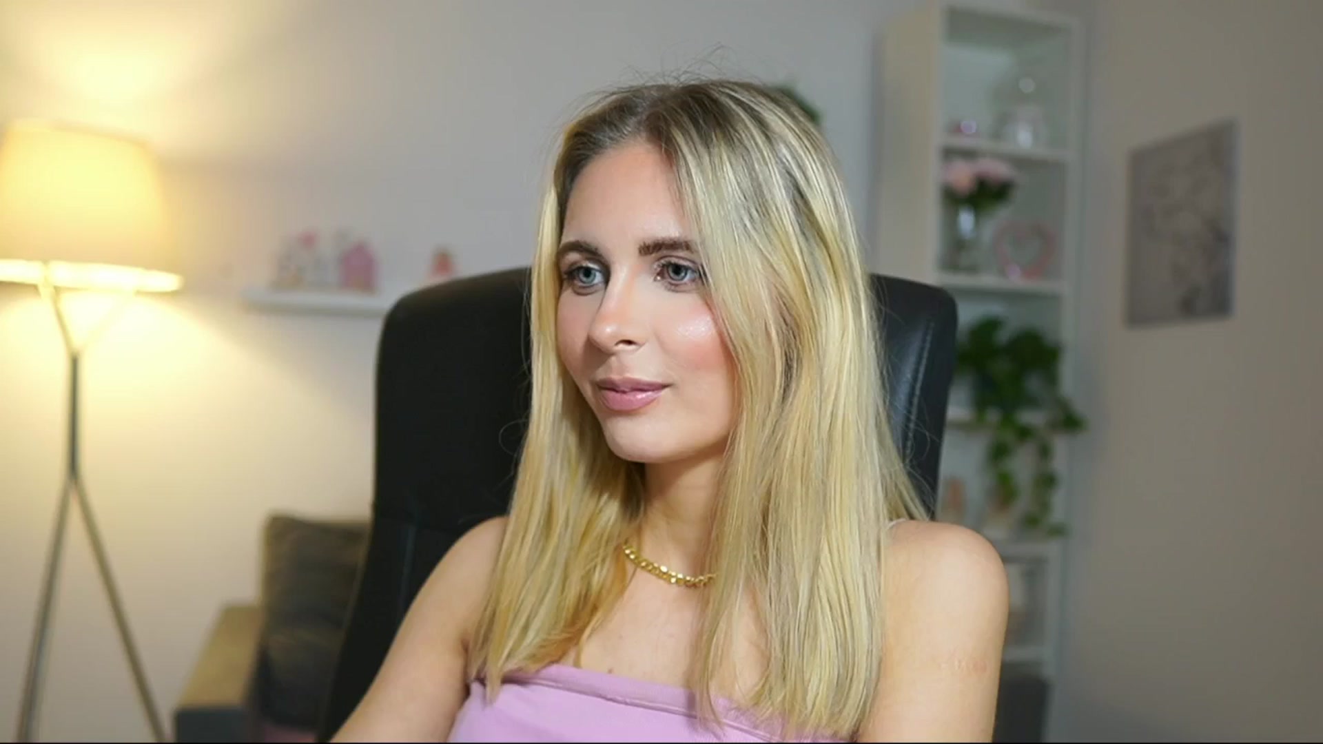 Gallery image thumbnail from Catecrago_'s myfreecams stream on, 04/18/2025, 12:47 image 3 of 20
