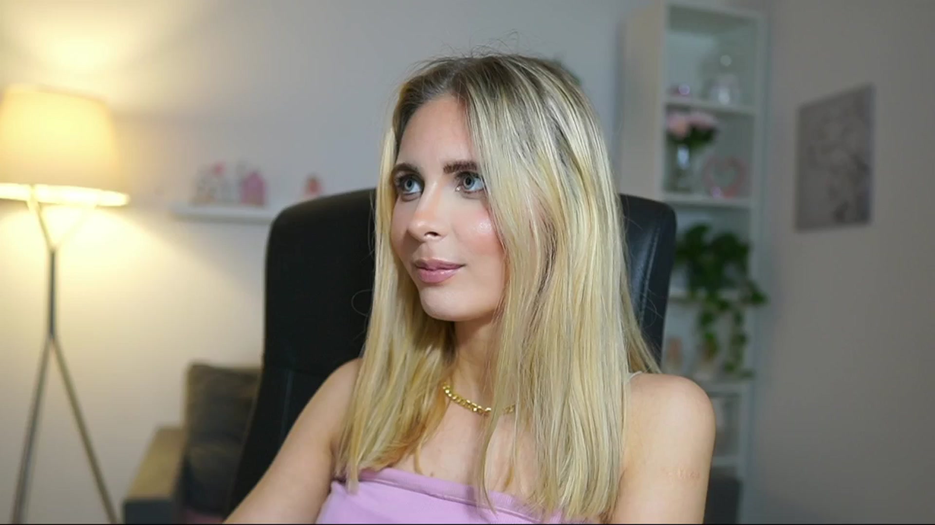 Gallery image thumbnail from Catecrago_'s myfreecams stream on, 04/18/2025, 12:47 image 8 of 20