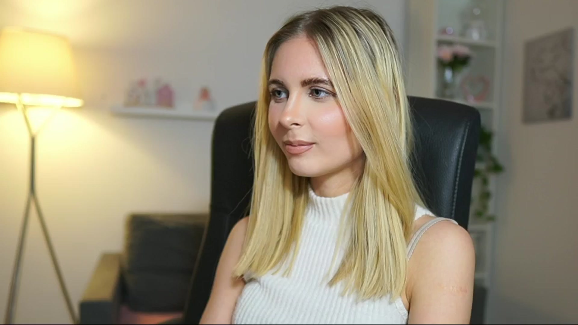 Gallery image thumbnail from Catecrago_'s myfreecams stream on, 04/22/2025, 11:37 image 7 of 20