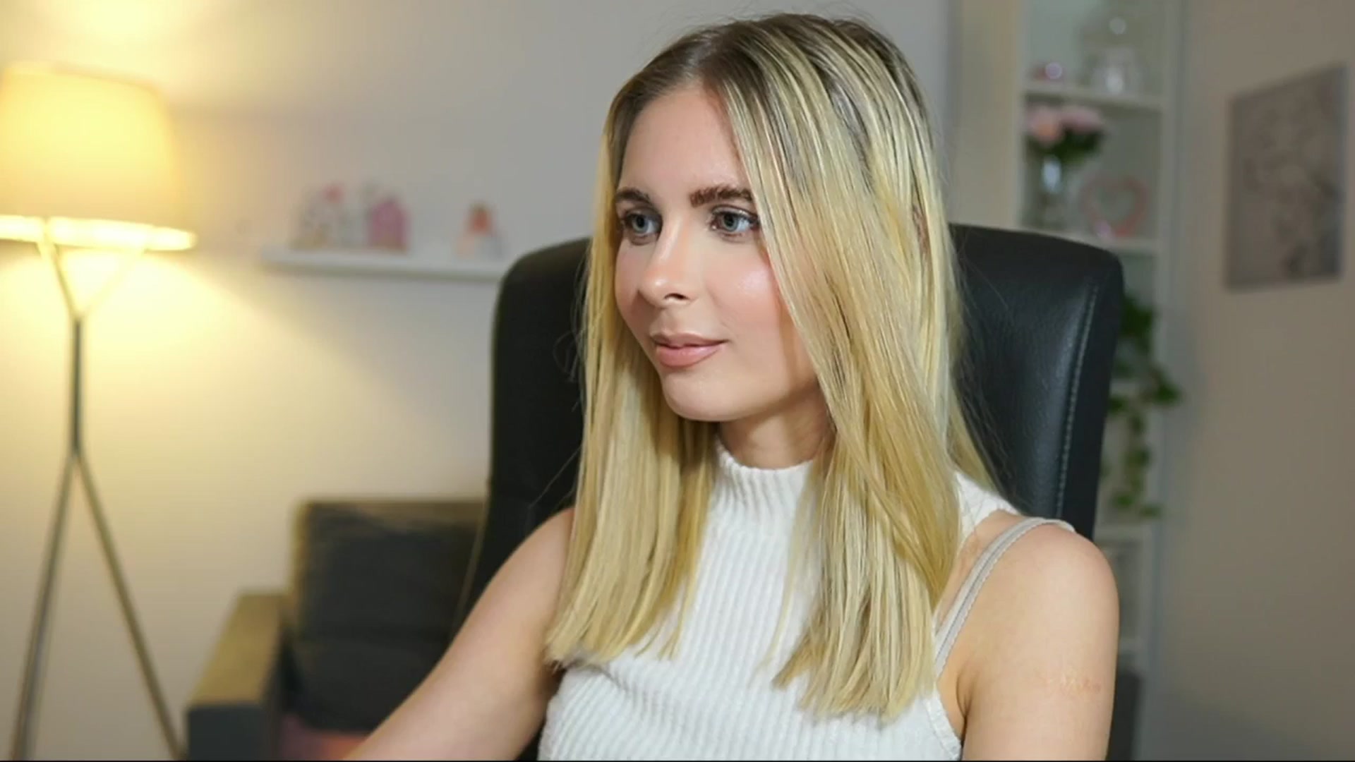 Gallery image thumbnail from Catecrago_'s myfreecams stream on, 04/22/2025, 11:37 image 10 of 20