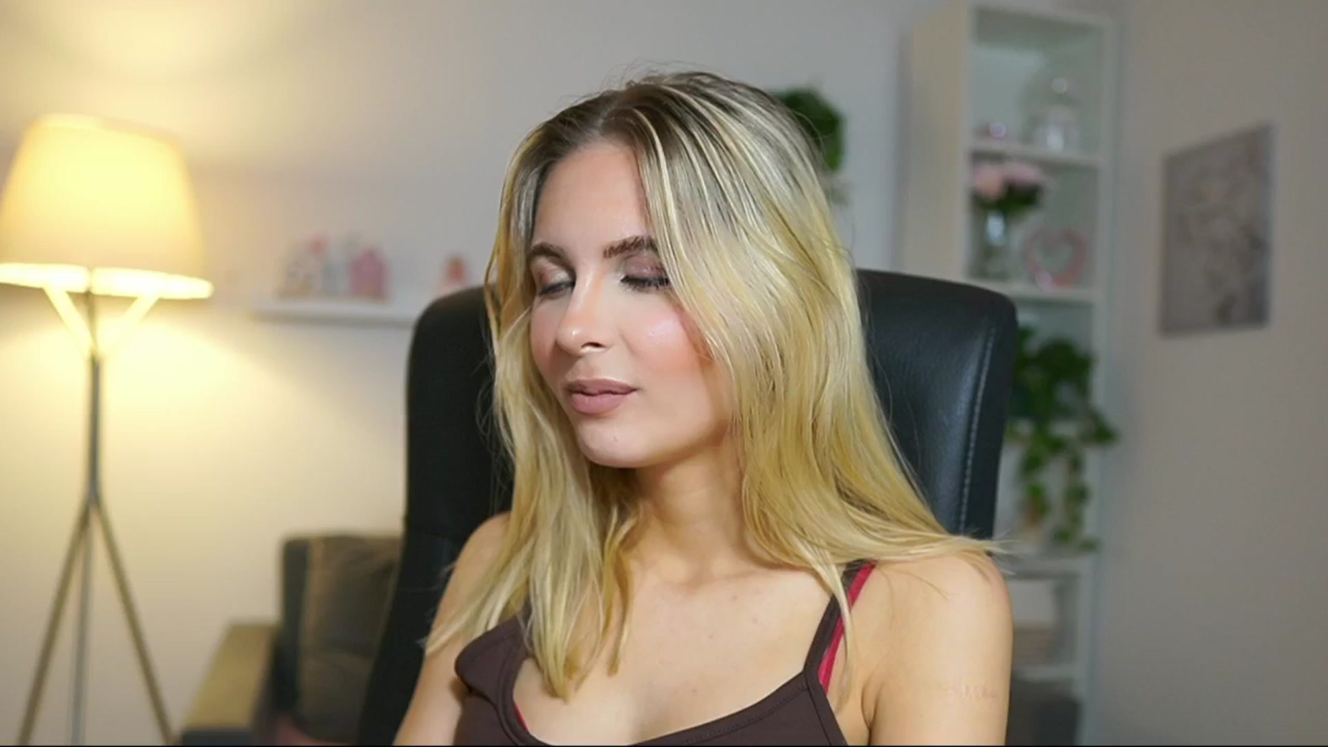 Gallery image thumbnail from Catecrago_'s myfreecams stream on, 04/26/2025, 08:39 image 14 of 20