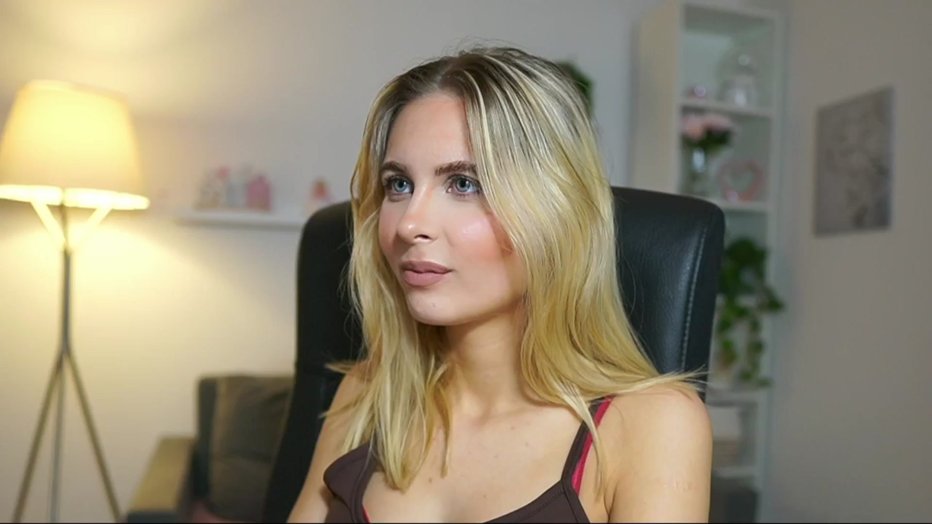 Gallery image thumbnail from Catecrago_'s myfreecams stream on, 04/26/2025, 08:39 image 12 of 20