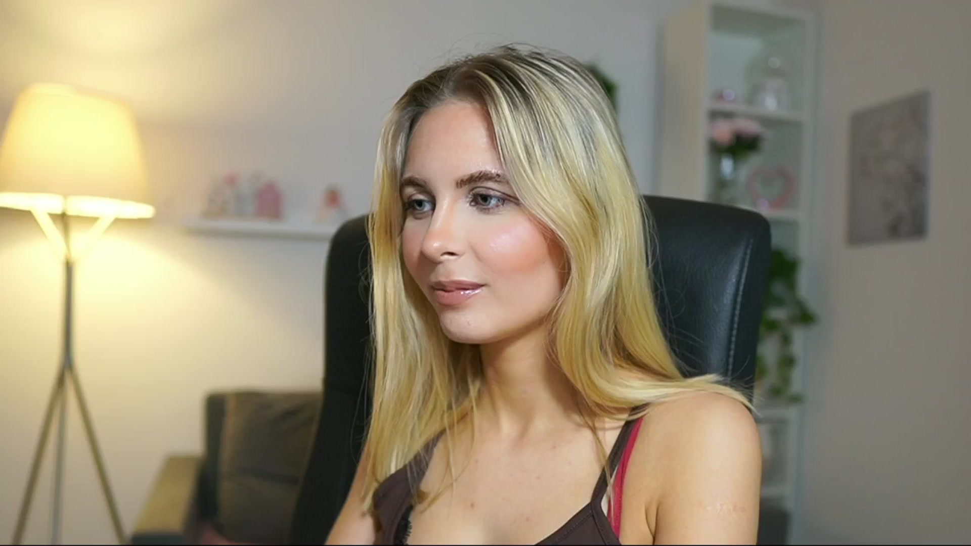 Gallery image thumbnail from Catecrago_'s myfreecams stream on, 04/26/2025, 12:03 image 7 of 20