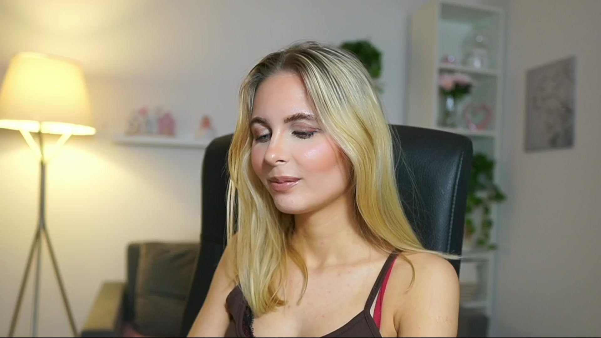 Gallery image thumbnail from Catecrago_'s myfreecams stream on, 04/26/2025, 12:03 image 12 of 20