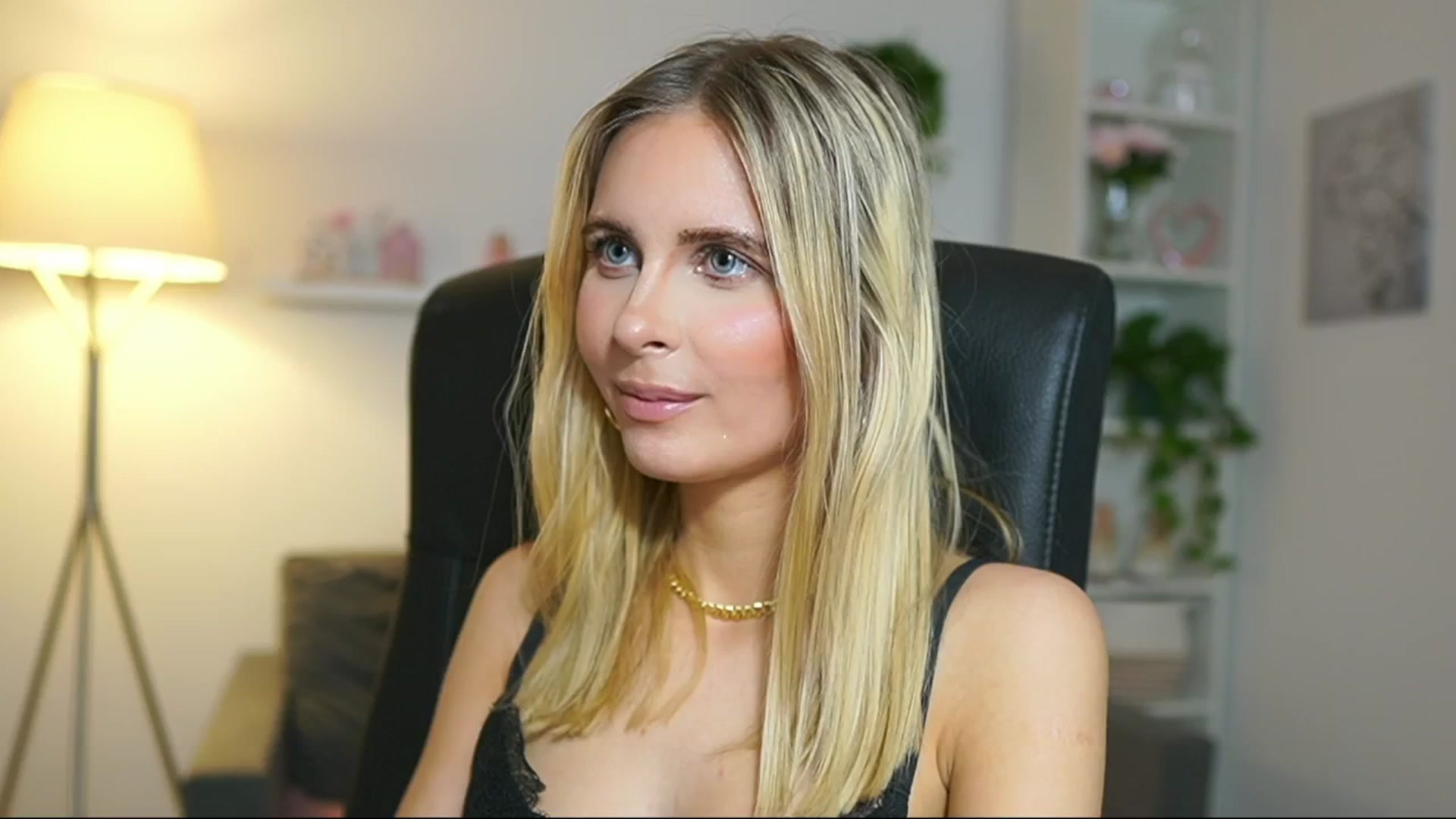 Gallery image thumbnail from Catecrago_'s myfreecams stream on, 04/30/2025, 18:04 image 14 of 20
