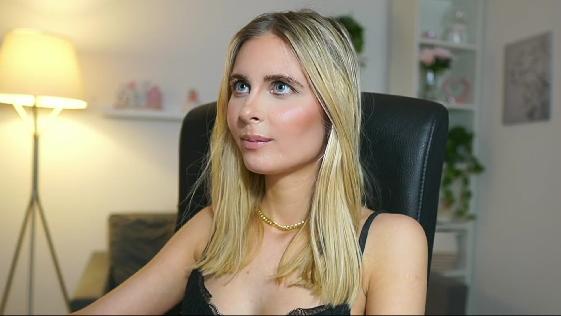 Gallery image thumbnail from Catecrago_'s myfreecams stream on, 04/30/2025, 18:04 image 17 of 20