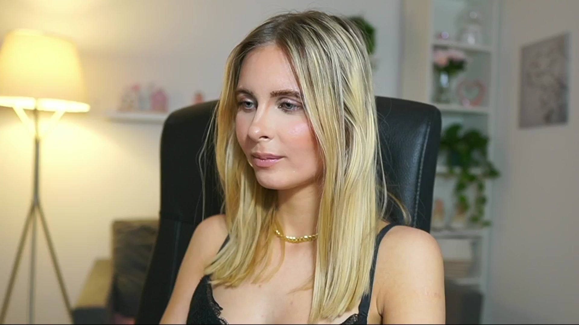 Gallery image thumbnail from Catecrago_'s myfreecams stream on, 04/30/2025, 18:04 image 12 of 20