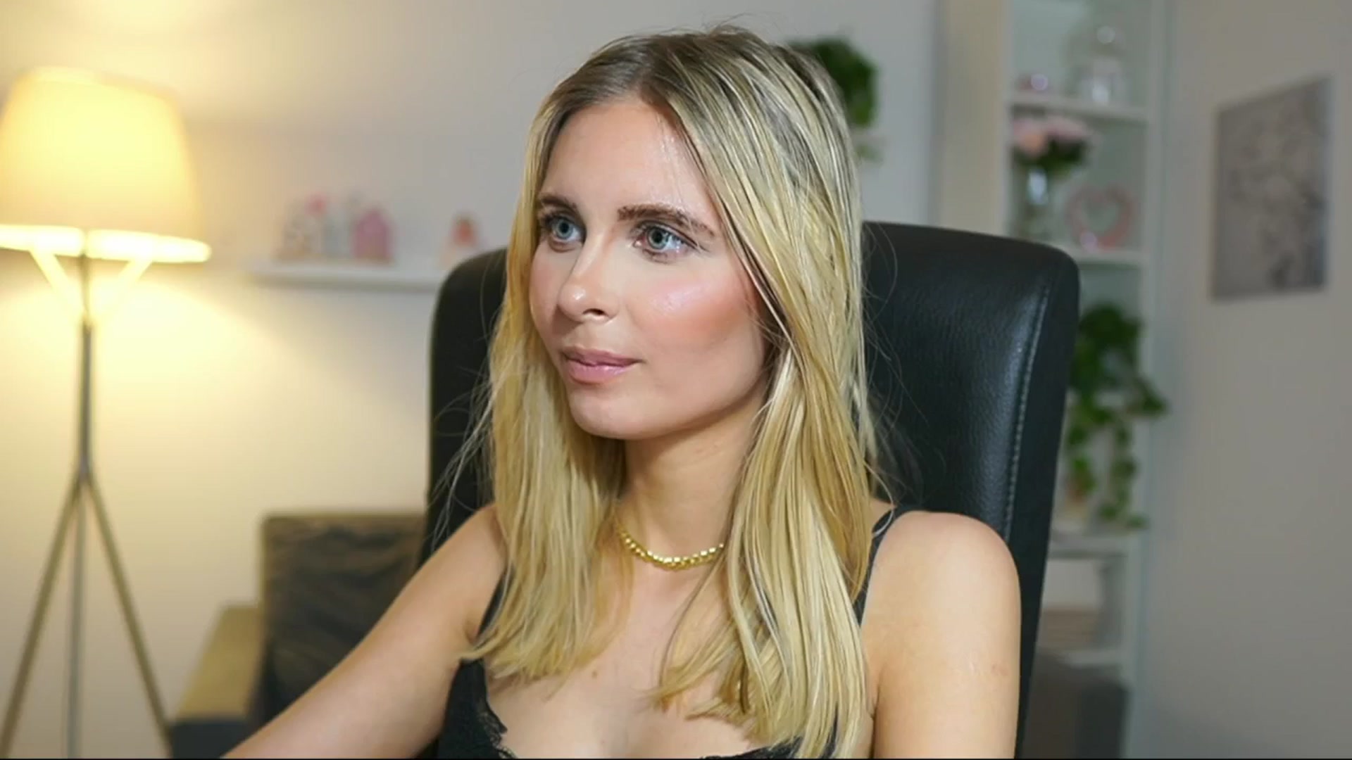 Gallery image thumbnail from Catecrago_'s myfreecams stream on, 04/30/2025, 18:04 image 18 of 20