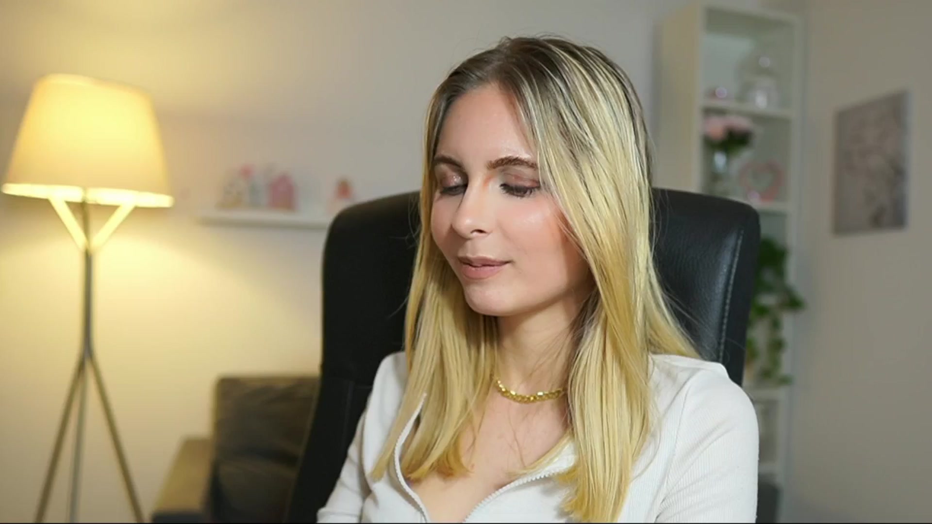 Gallery image thumbnail from Catecrago_'s myfreecams stream on, 05/19/2025, 11:29 image 9 of 20