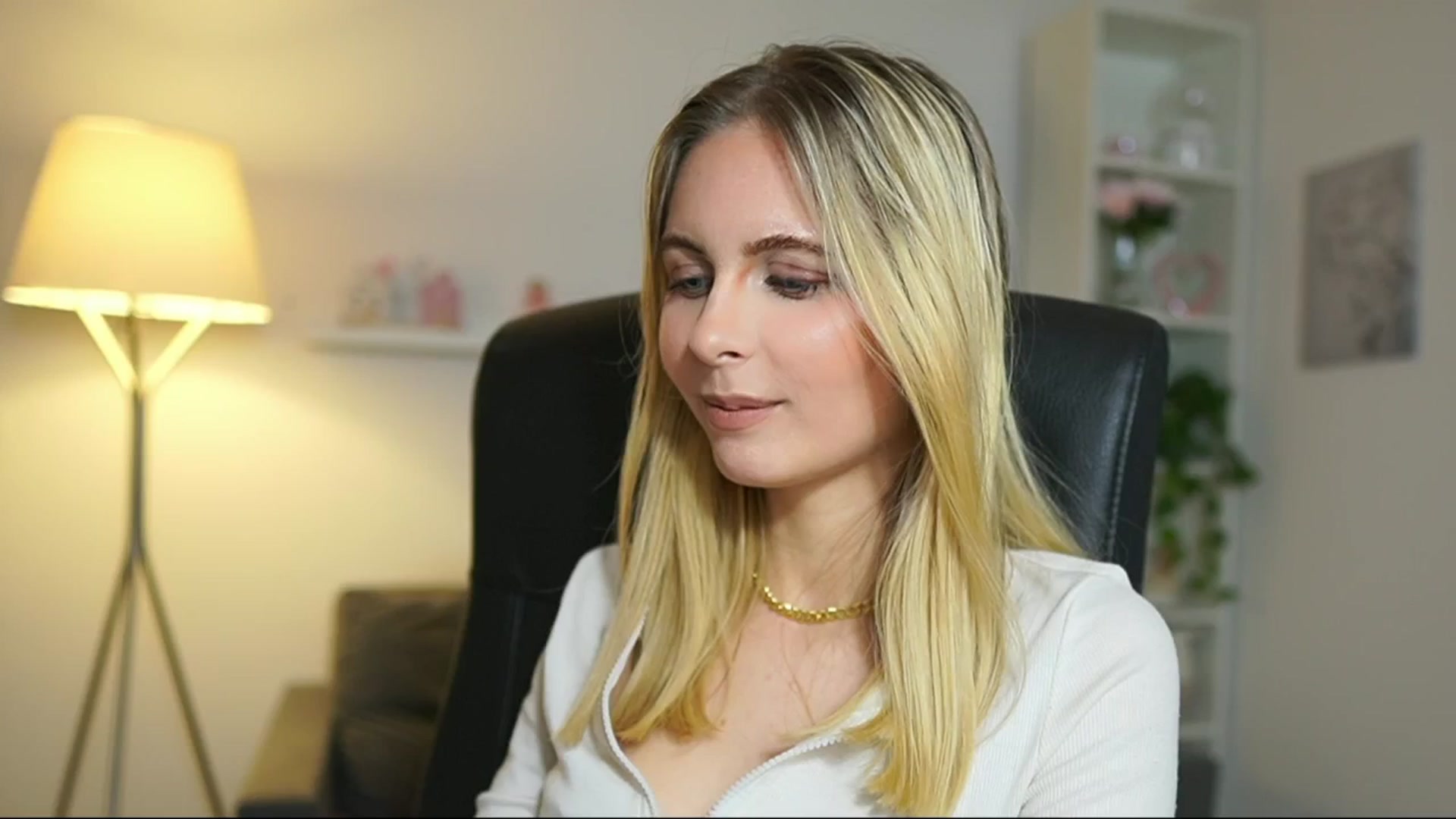 Gallery image thumbnail from Catecrago_'s myfreecams stream on, 05/19/2025, 11:29 image 7 of 20