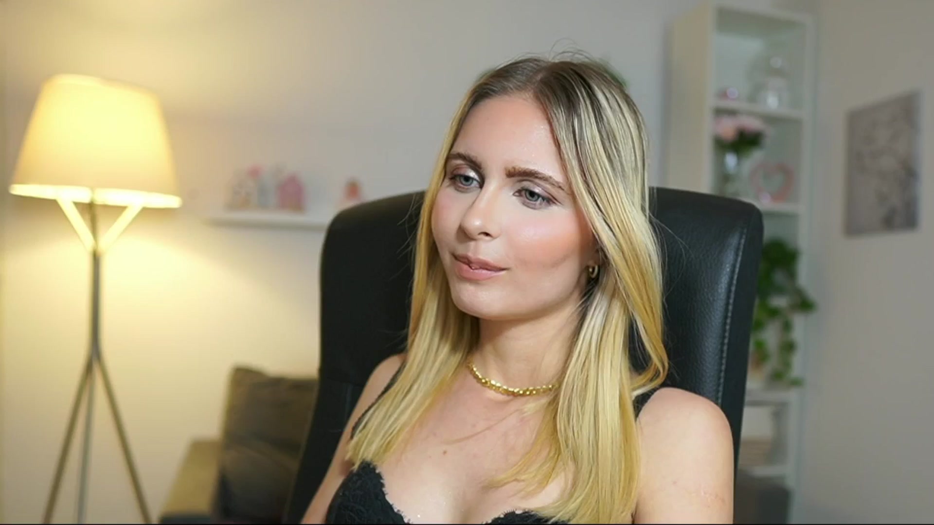 Gallery image thumbnail from Catecrago_'s myfreecams stream on, 05/20/2025, 17:49 image 14 of 20
