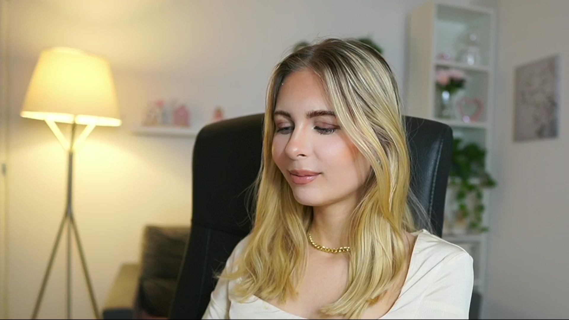 Gallery image thumbnail from Catecrago_'s myfreecams stream on, 05/24/2025, 08:45 image 20 of 20