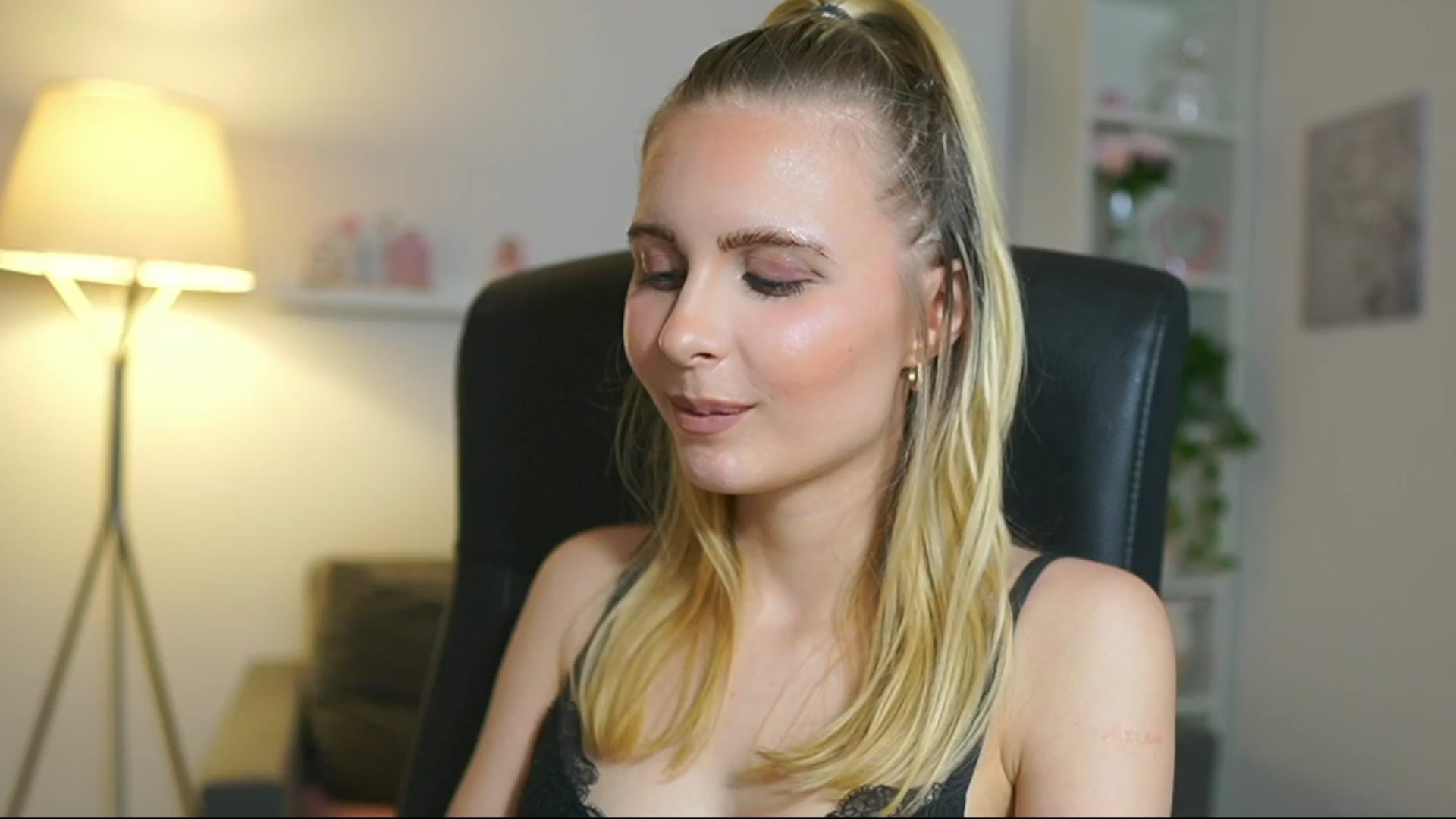 Gallery image thumbnail from Catecrago_'s myfreecams stream on, 06/02/2025, 18:05 image 14 of 20