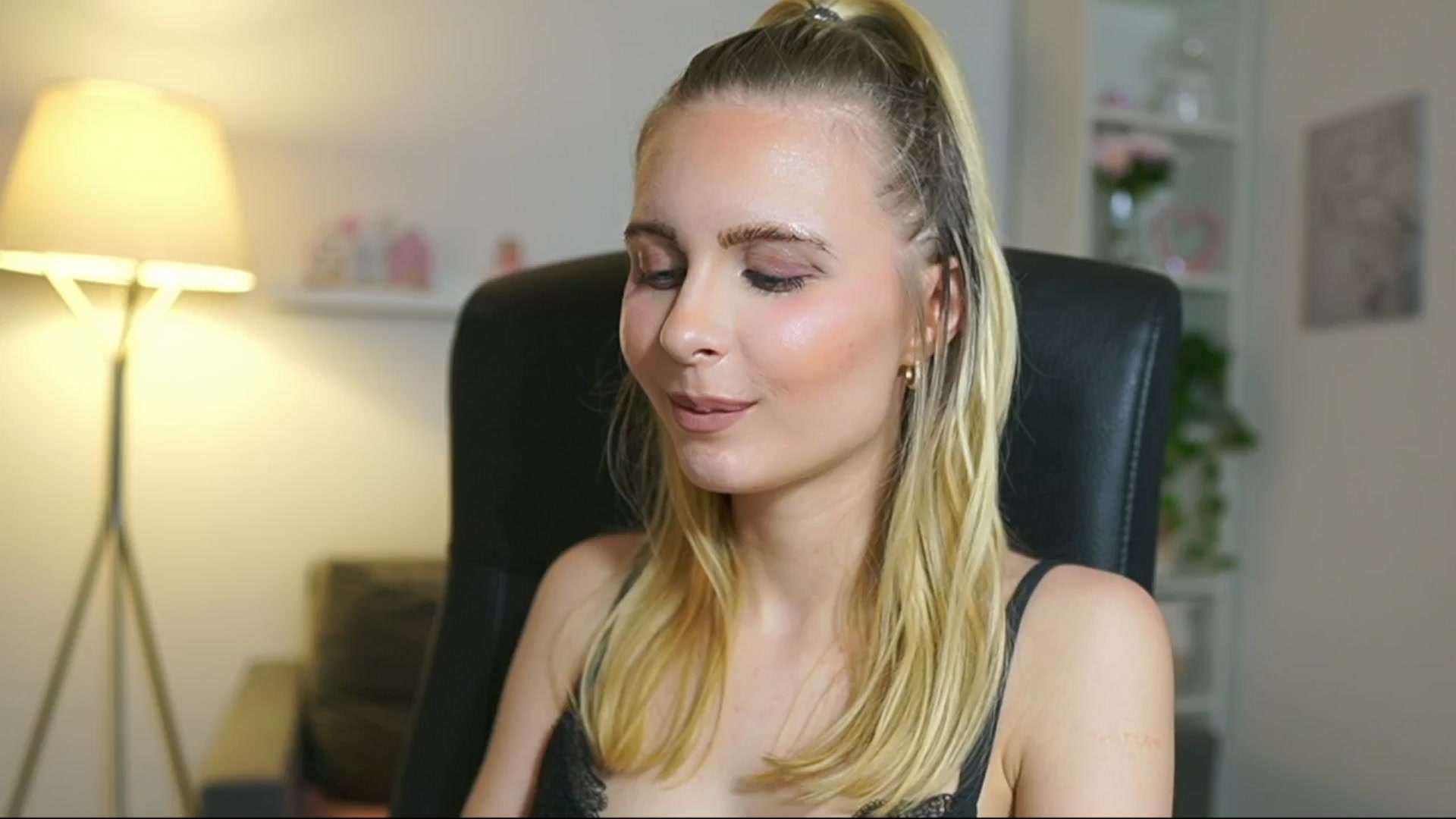 Gallery image thumbnail from Catecrago_'s myfreecams stream on, 06/02/2025, 18:05 image 12 of 20