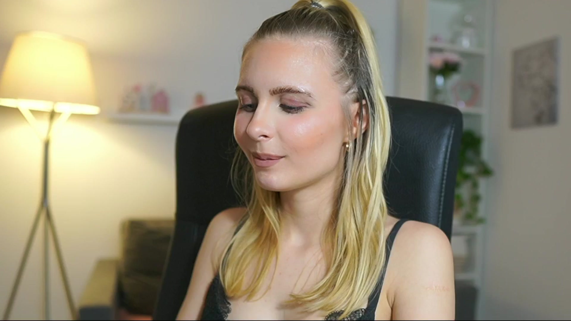Gallery image thumbnail from Catecrago_'s myfreecams stream on, 06/02/2025, 18:05 image 11 of 20