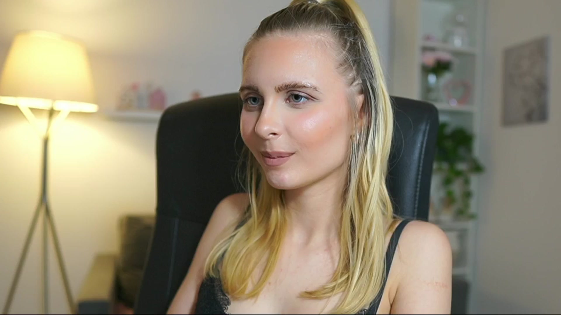 Gallery image thumbnail from Catecrago_'s myfreecams stream on, 06/02/2025, 18:05 image 18 of 20