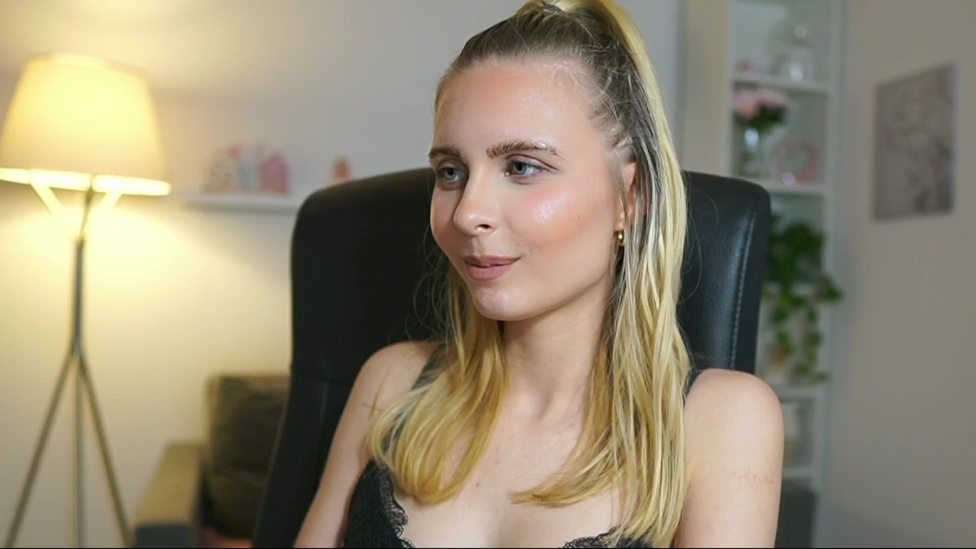 Gallery image thumbnail from Catecrago_'s myfreecams stream on, 06/02/2025, 18:05 image 16 of 20