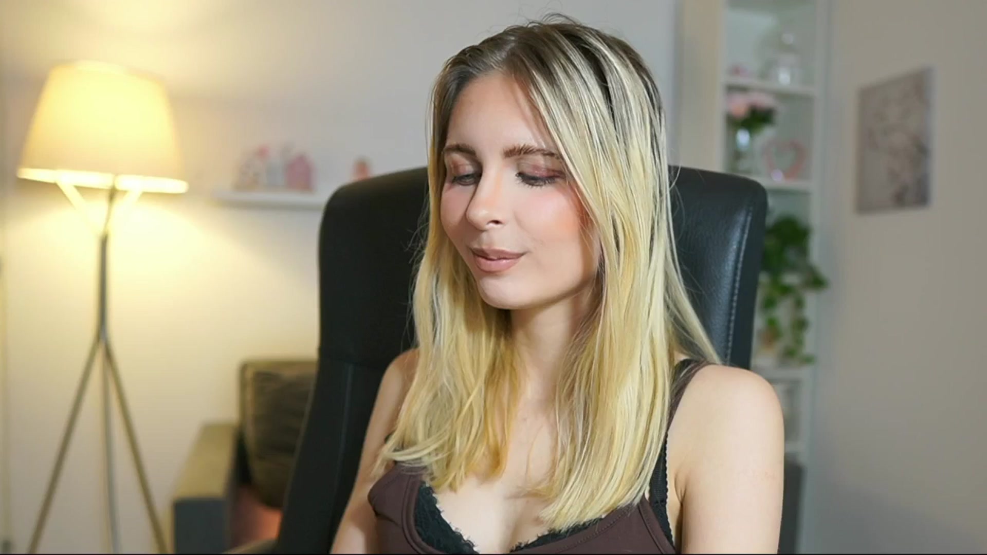 Gallery image thumbnail from Catecrago_'s myfreecams stream on, 06/10/2025, 10:32 image 17 of 20