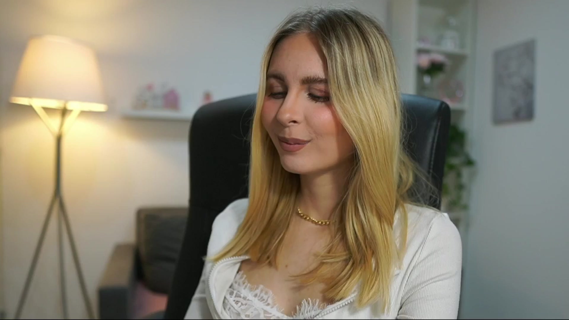 Gallery image thumbnail from Catecrago_'s myfreecams stream on, 06/12/2025, 14:40 image 9 of 20