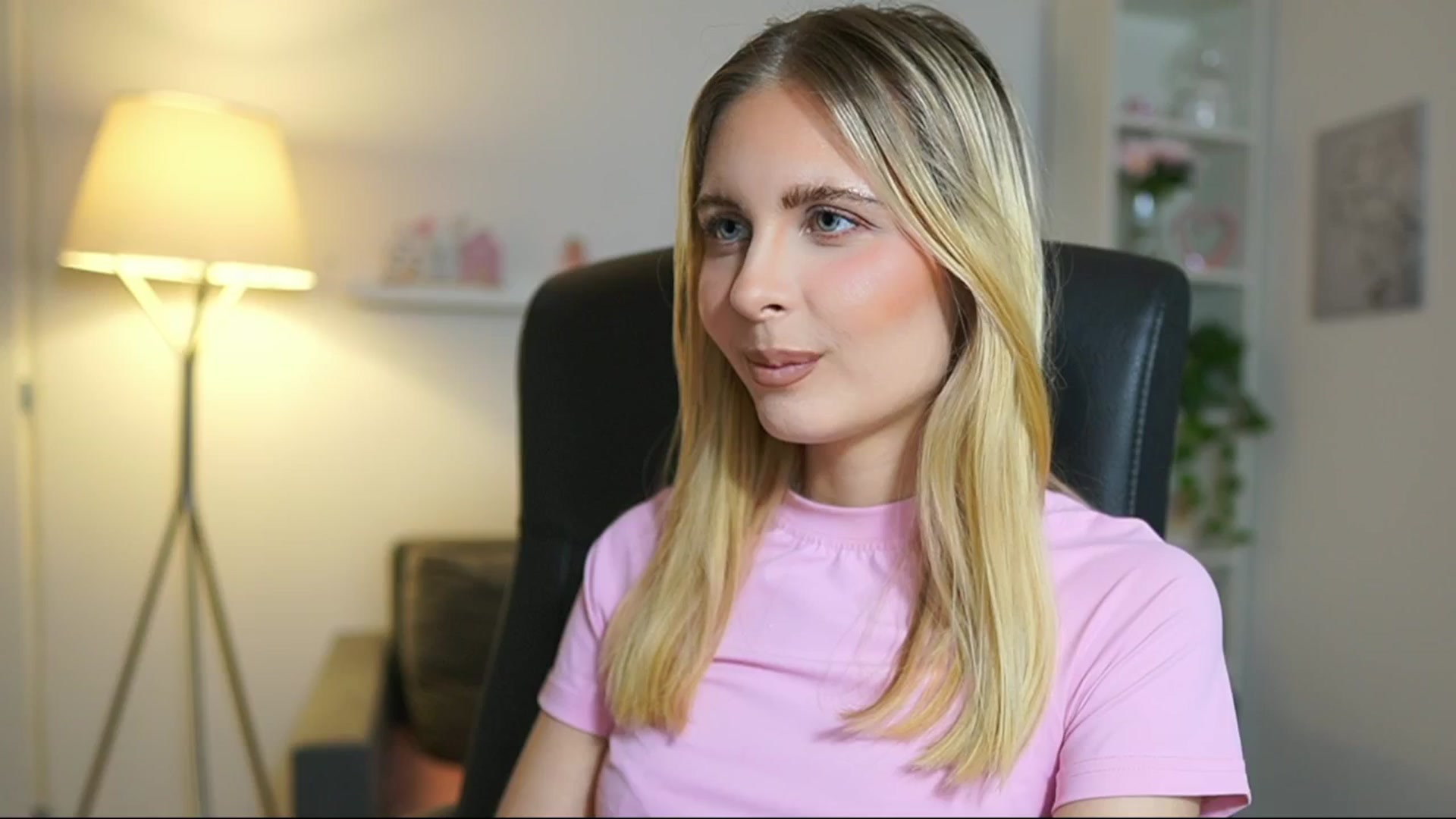 Gallery image thumbnail from Catecrago_'s myfreecams stream on, 06/17/2025, 15:53 image 12 of 20