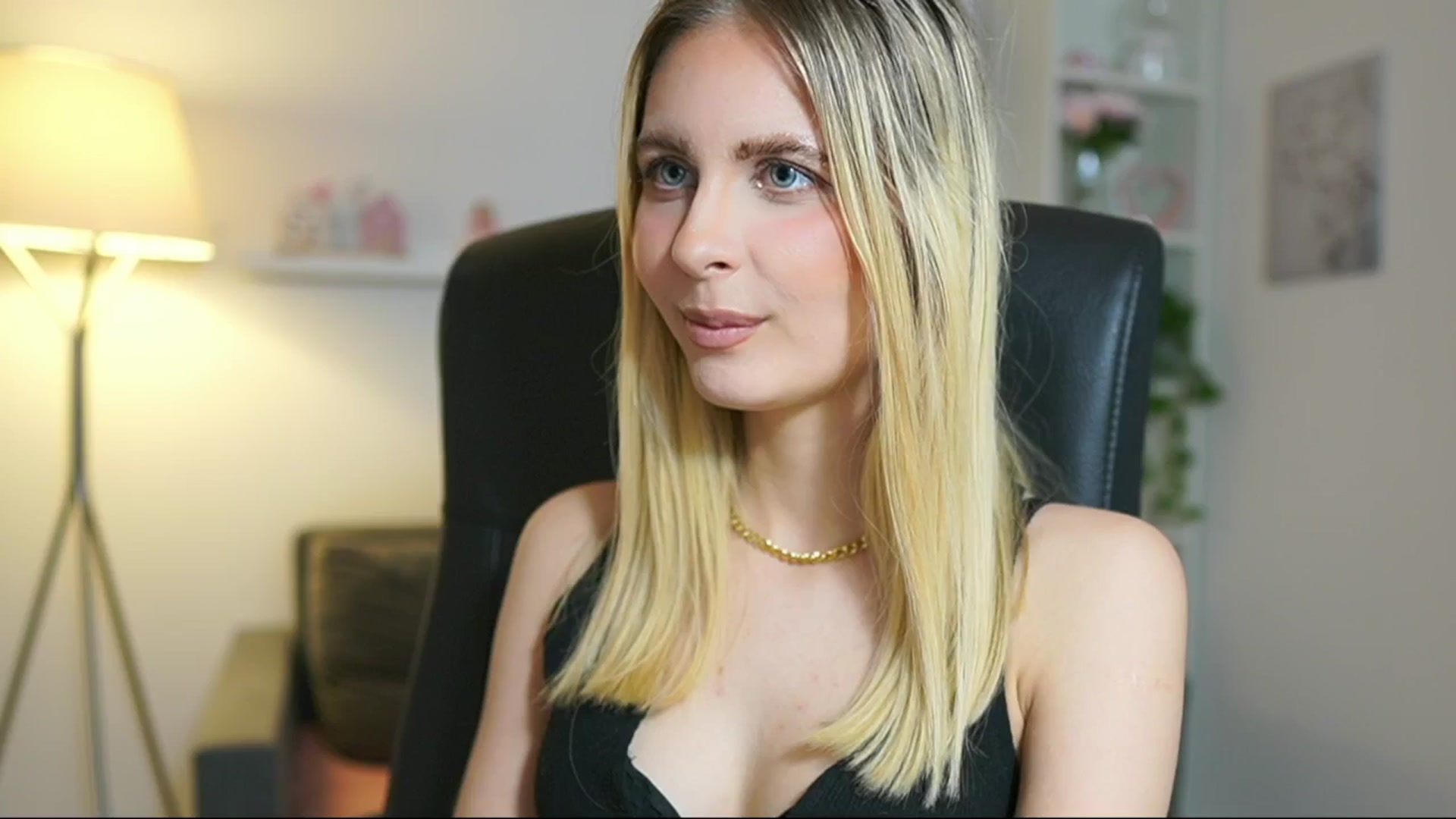 Gallery image thumbnail from Catecrago_'s myfreecams stream on, 06/18/2025, 12:02 image 12 of 20
