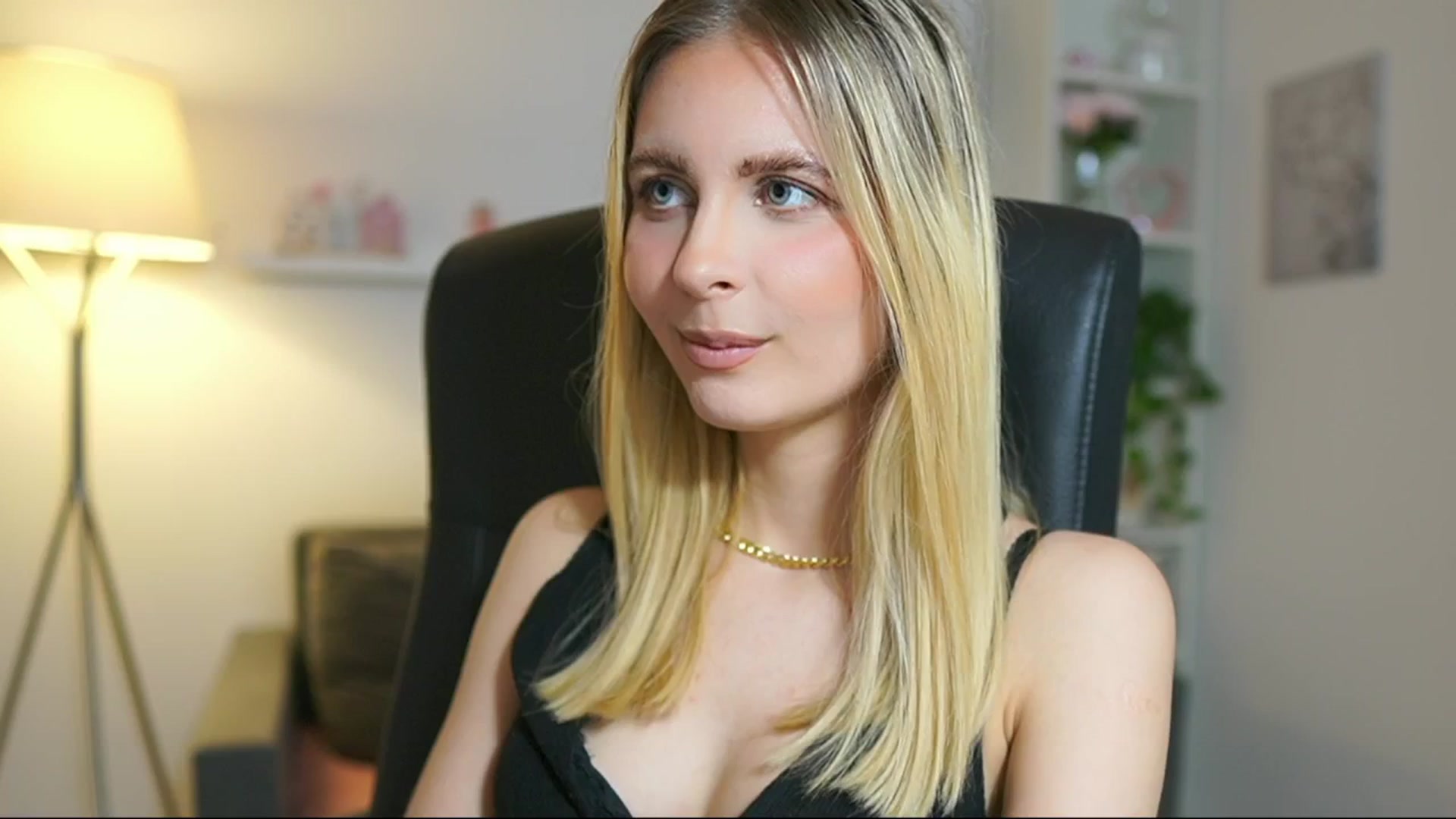 Gallery image thumbnail from Catecrago_'s myfreecams stream on, 06/18/2025, 12:02 image 4 of 20