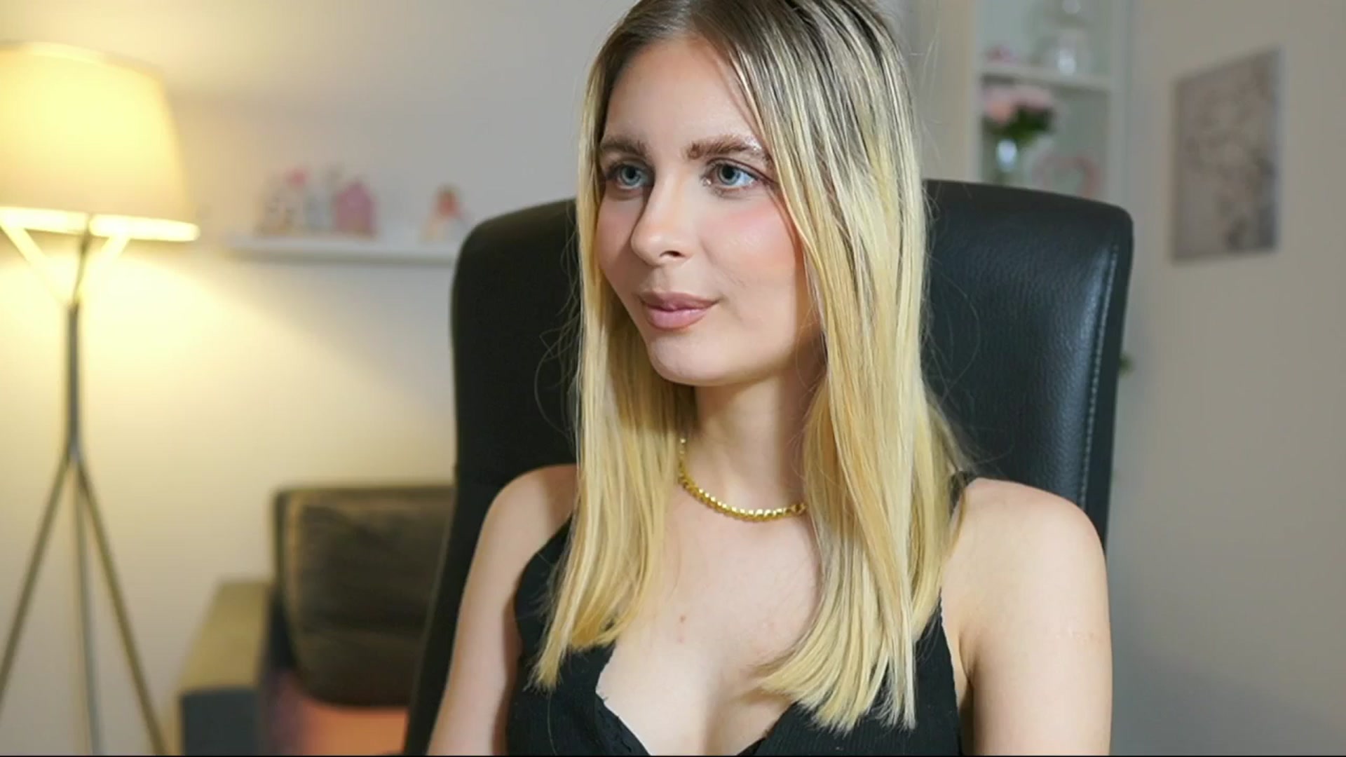 Gallery image thumbnail from Catecrago_'s myfreecams stream on, 06/18/2025, 12:02 image 18 of 20