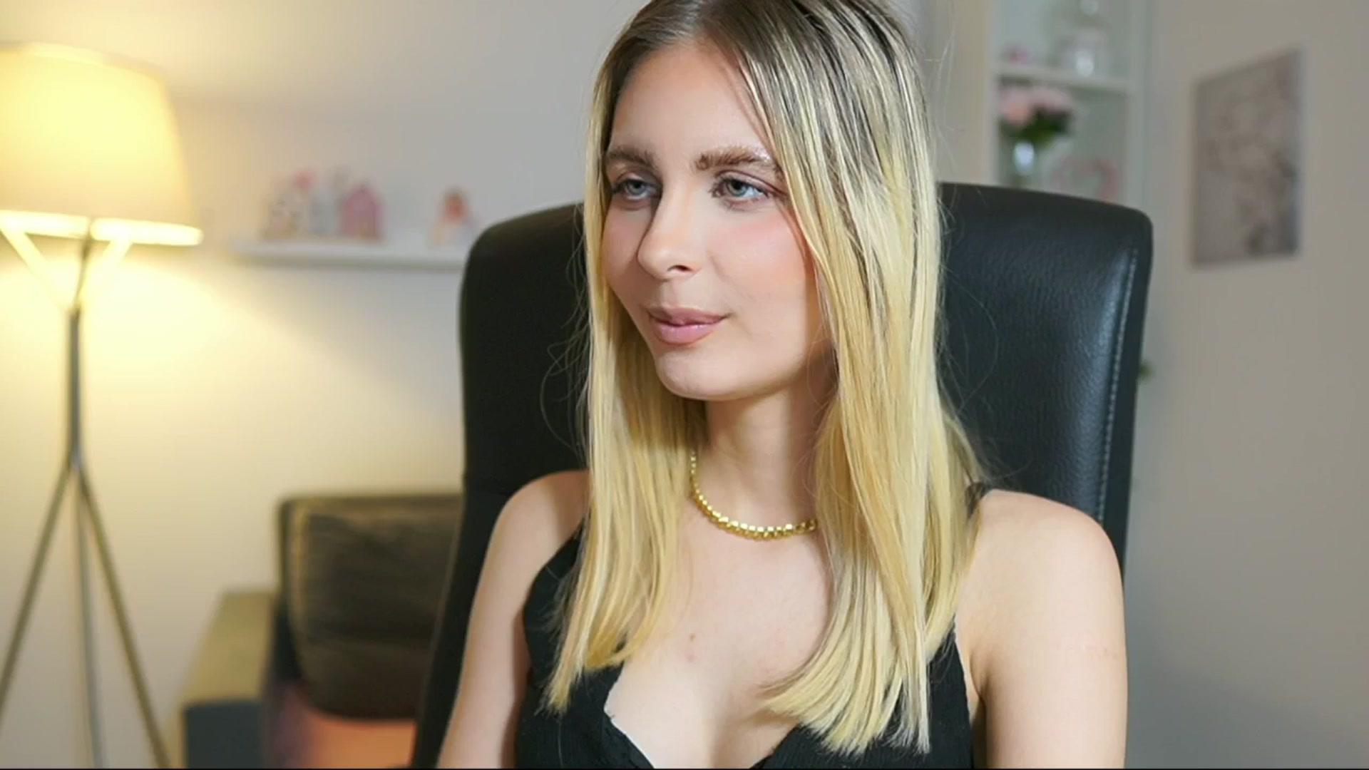 Gallery image thumbnail from Catecrago_'s myfreecams stream on, 06/18/2025, 12:02 image 19 of 20