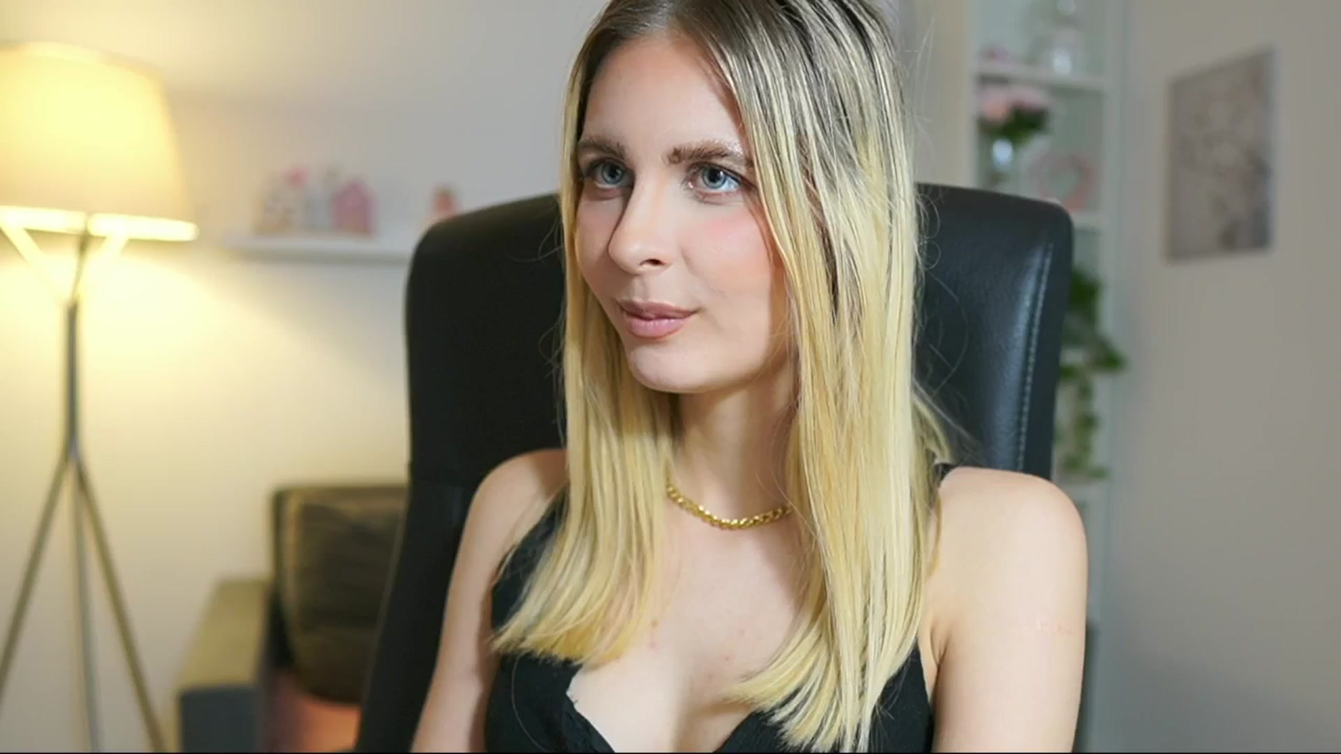 Gallery image thumbnail from Catecrago_'s myfreecams stream on, 06/18/2025, 12:02 image 13 of 20